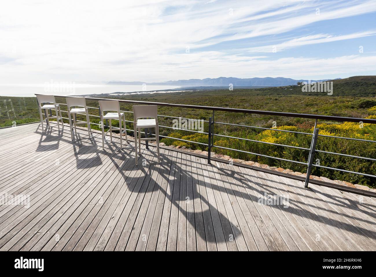 Une terrasse donnant sur un paysage de fynbos arbustives vertes Banque D'Images