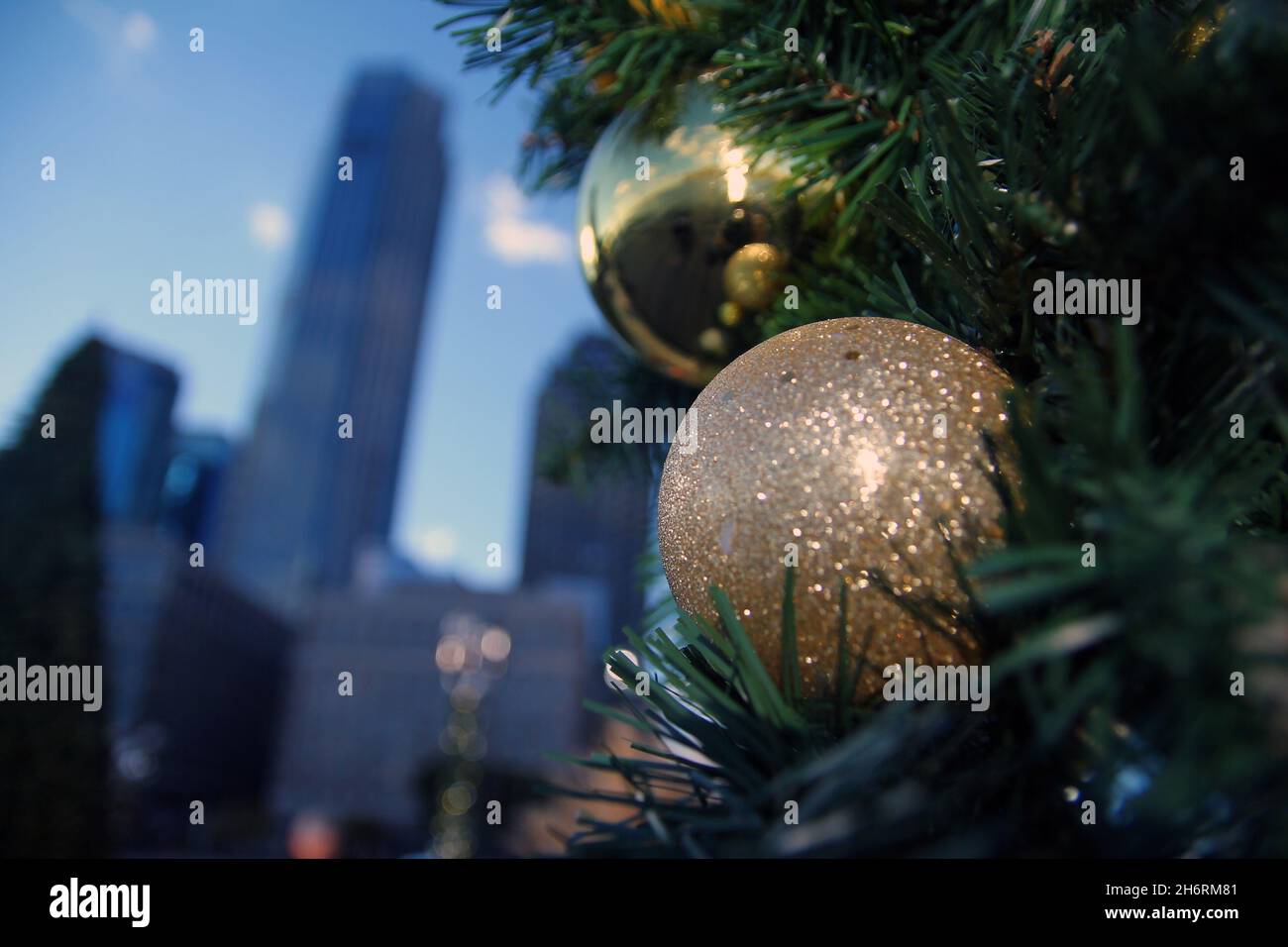 Gros plan sur les décorations de boules de Noël avec des gratte-ciel à l'arrière en hiver ensoleillé Banque D'Images