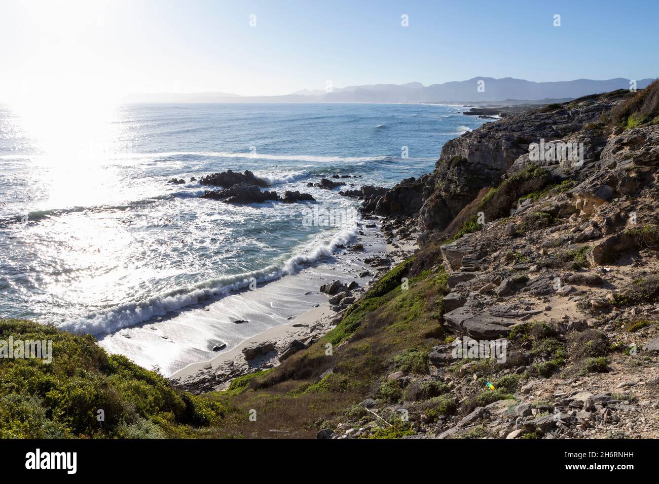 Vue depuis le sommet de la falaise sur une plage à marée haute, falaises et littoral spectaculaire. Banque D'Images