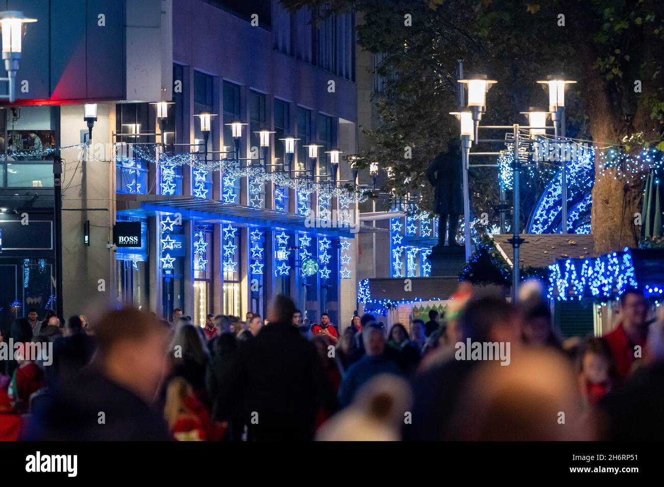 Un centre-ville animé de Cardiff pendant Noël. Banque D'Images