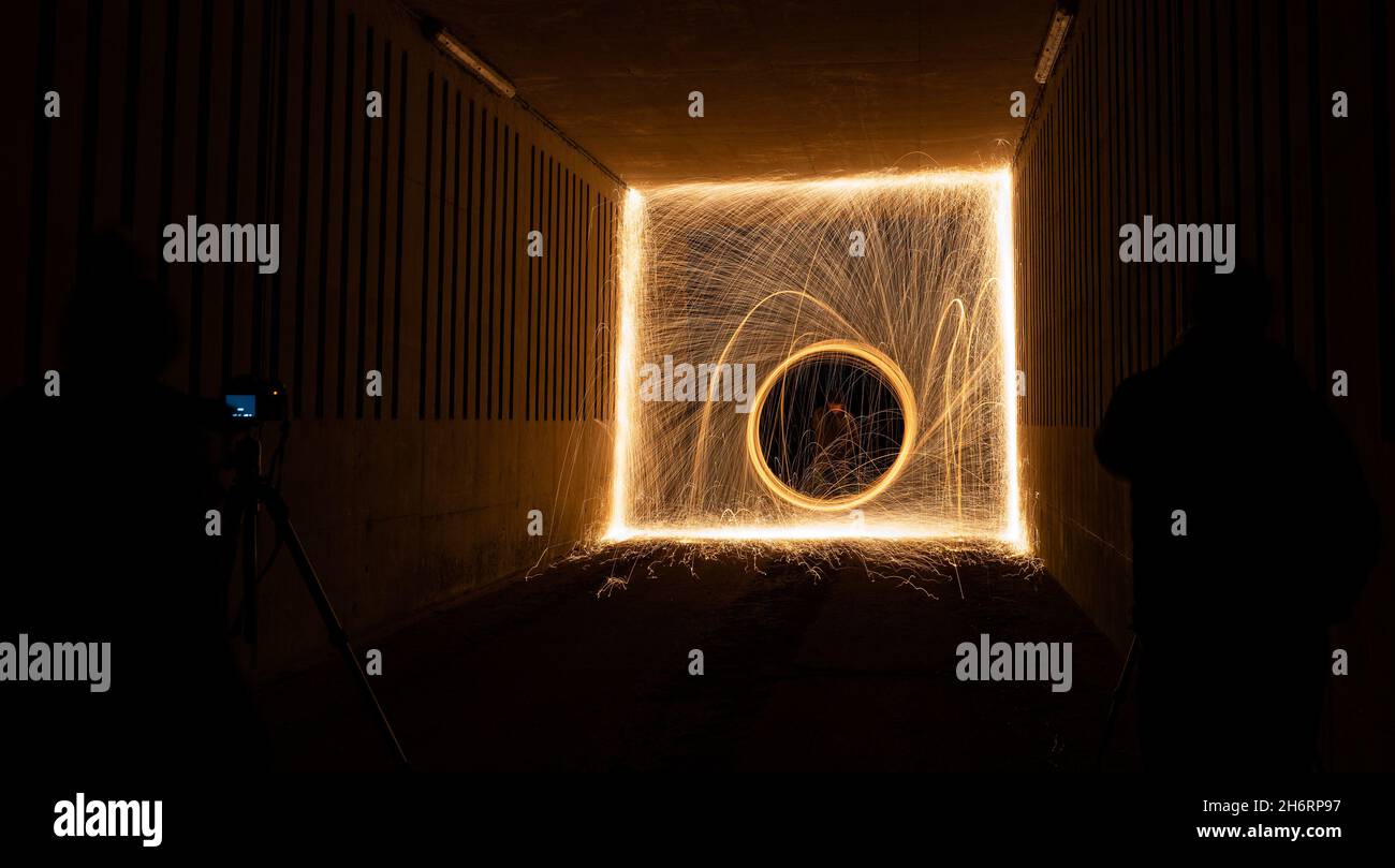 Écosse, Royaume-Uni, 17 novembre 2021.Peinture légère la nuit : les nuits sombres offrent l'occasion à un groupe de photographes d'expérimenter la peinture légère en plaçant la lumière sur la laine d'acier dans un tunnel Banque D'Images