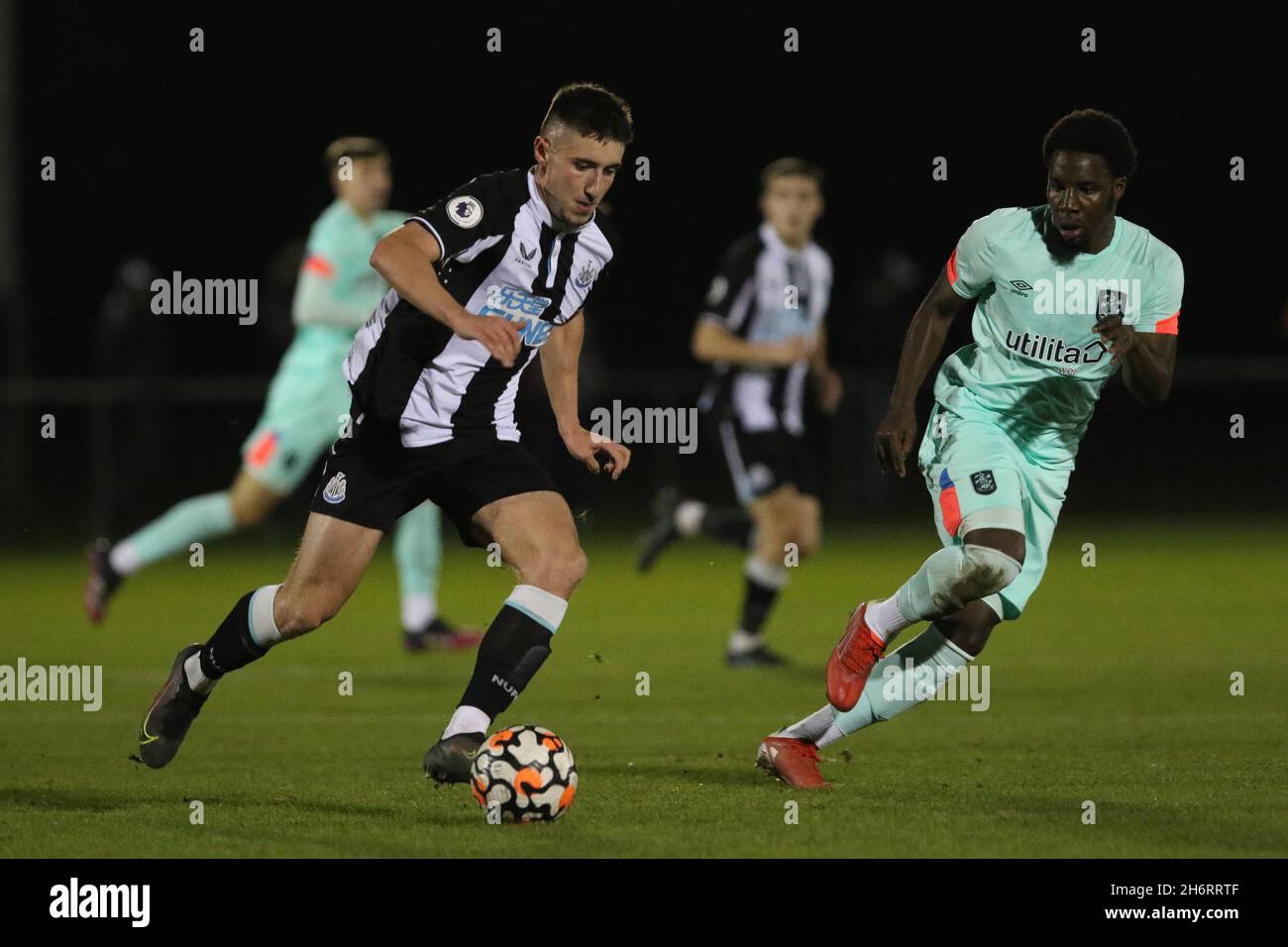 NEWCASTLE UPON TYNE, ROYAUME-UNI.17 NOVEMBRE Dylan Stephenson de Newcastle United en action pendant le match de la coupe de la Premier League 2 entre Newcastle United et la ville de HUDDERSFIELD au siège social de la Northumberland FA, à Whitley Park, Newcastle, le mercredi 17 novembre 2021.(Crédit : will Matthews | MI News) crédit : MI News & Sport /Alay Live News Banque D'Images