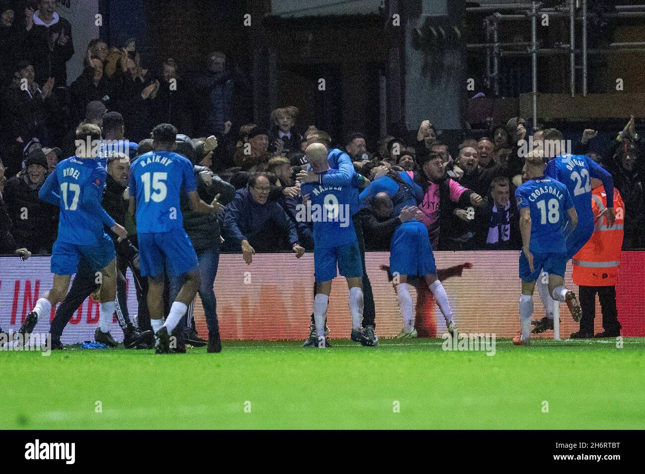 Stockport, Angleterre, le 17 novembre 2021.Invasion du terrain après que Scott Crankshaw a atteint le but 5 lors du match de répétition de la coupe FA entre Stockport County et Bolton Wanderers à Edgeley Park, Stockport, Angleterre, le 17 novembre 2021.Photo de Mike Morese.Utilisation éditoriale uniquement, licence requise pour une utilisation commerciale.Aucune utilisation dans les Paris, les jeux ou une publication de club/ligue/joueur unique crédit: UK Sports pics Ltd/Alay Live News Banque D'Images