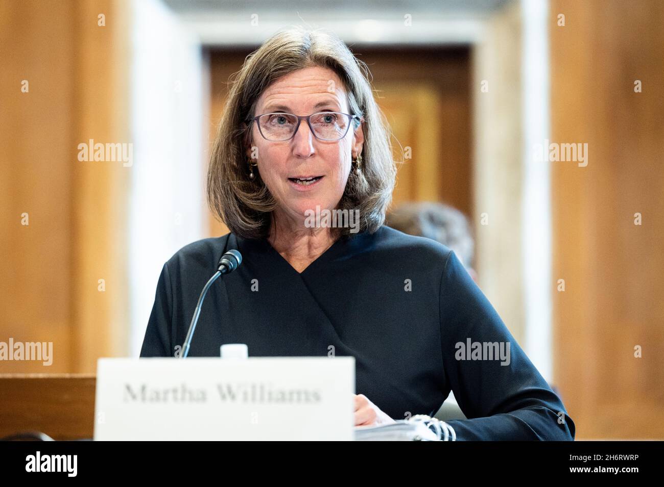 Washington, États-Unis.17 novembre 2021.Martha Williams, candidate au poste de directrice du Fish and Wildlife Service des États-Unis, prend la parole à l'audience du Comité sénatorial de l'environnement et des travaux publics.Crédit : SOPA Images Limited/Alamy Live News Banque D'Images