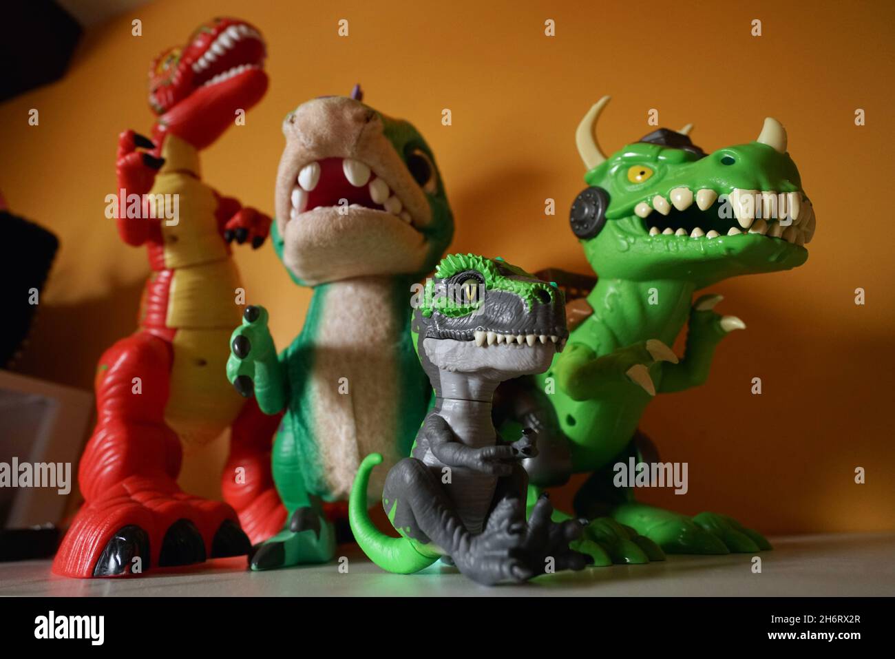 Collection de dinosaures de jouets dans la chambre de l'enfant. Mario Beauregard/Alamy Banque D'Images
