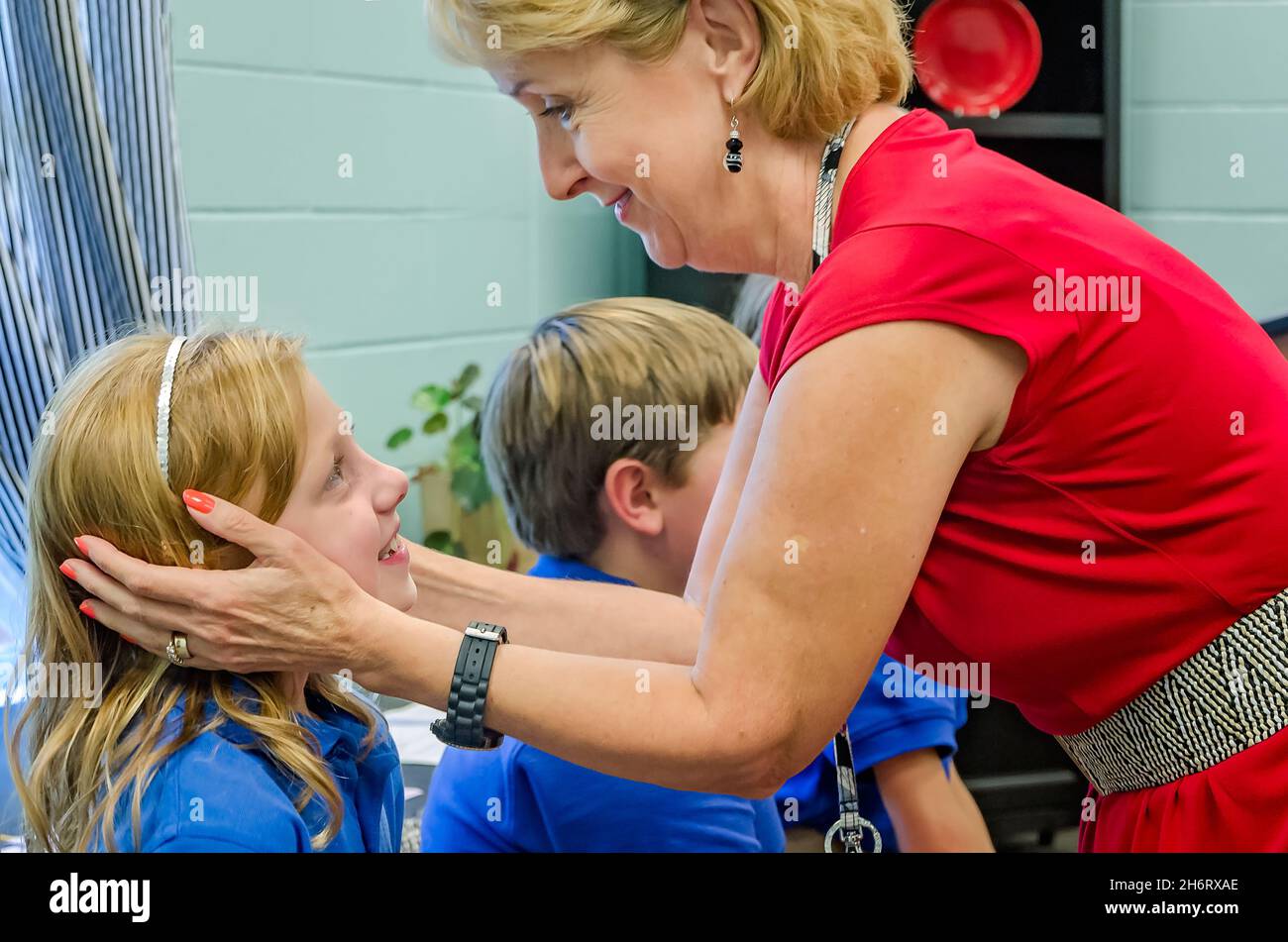 Un professeur enseigne aux élèves de deuxième année comment donner et recevoir des compliments à une école primaire, le 21 août 2012, à Columbus, Mississippi. Banque D'Images