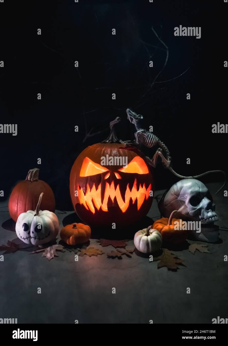 Citrouille de Jack o'lanterne effrayante dans une pièce sombre pour Halloween. Banque D'Images