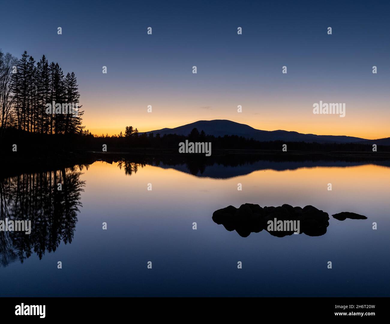 Les montagnes et les arbres se reflètent dans le miroir doux coucher de soleil sur le lac flagstaff Banque D'Images