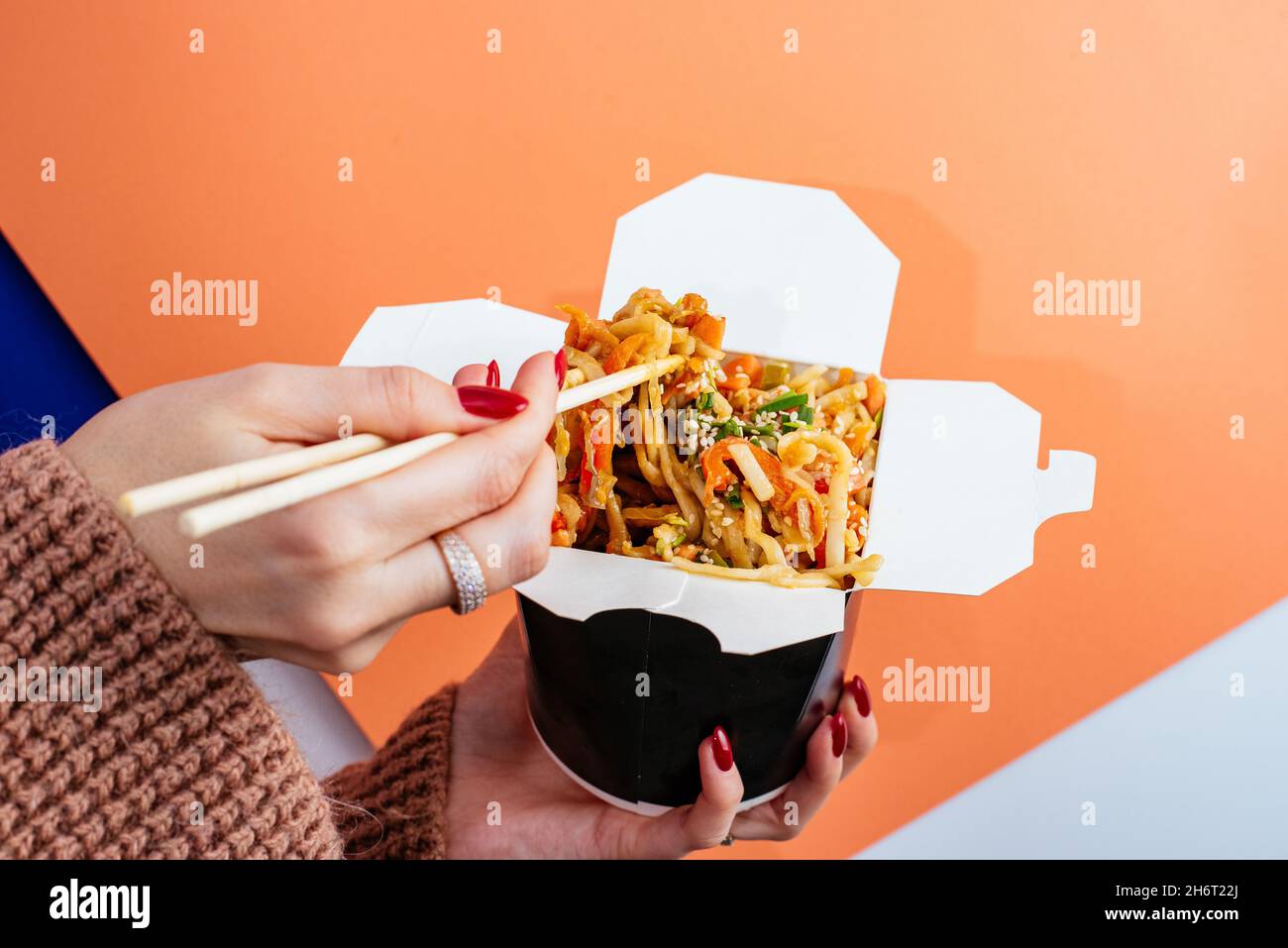 nouilles de riz chinoises avec poulet et légumes dans une boîte à emporter Banque D'Images
