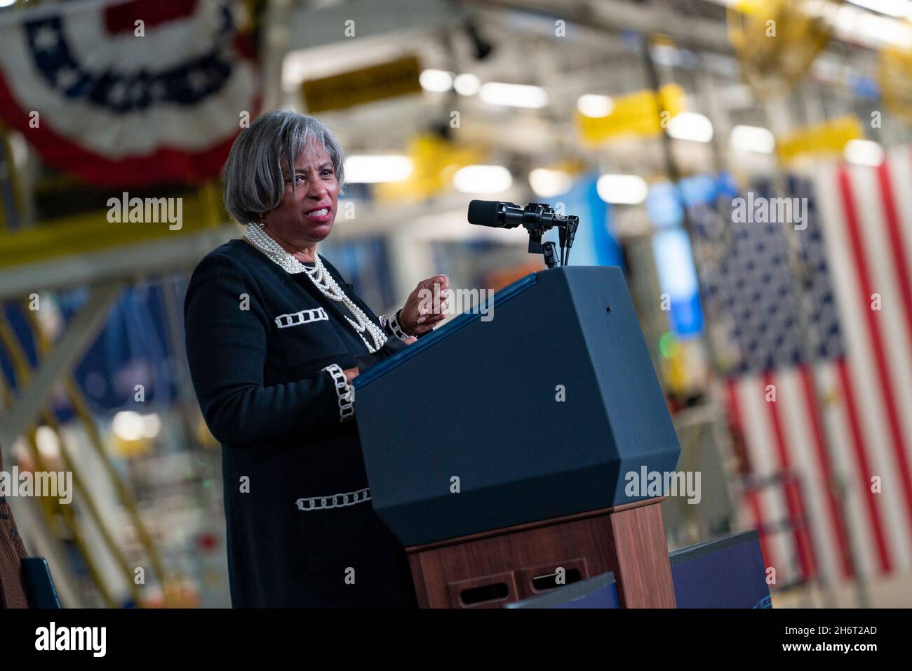 Detroit, États-Unis.17 novembre 2021.La représentante Brenda Lawrence, MI-14, a pris la parole avant que le président Joe Biden ne formule des remarques sur la loi bipartisane sur les infrastructures et l'avenir des véhicules électriques lors de l'ouverture officielle de l'usine GENERAL Motors ZÉRO à Detroit, au Michigan, le 17 novembre 2021.(Photo par Dominick Sokotooff/Sipa USA) crédit: SIPA USA/Alay Live News Banque D'Images Detroit, États-Unis.17 novembre 2021.La représentante Brenda Lawrence, MI-14, a pris la parole avant que le président Joe Biden ne formule des remarques sur la loi bipartisane sur les infrastructures et l'avenir des véhicules électriques lors de l'ouverture officielle de l'usine GENERAL Motors ZÉRO à Detroit, au Michigan, le 17 novembre 2021.(Photo par Dominick Sokotooff/Sipa USA) crédit: SIPA USA/Alay Live News Banque D'Images