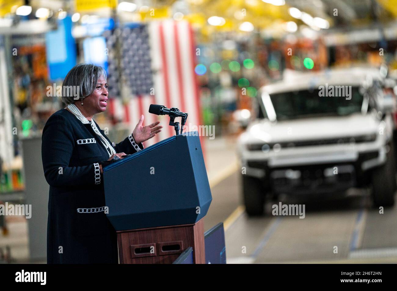 Detroit, États-Unis.17 novembre 2021.La représentante Brenda Lawrence, MI-14, a pris la parole avant que le président Joe Biden ne formule des remarques sur la loi bipartisane sur les infrastructures et l'avenir des véhicules électriques lors de l'ouverture officielle de l'usine GENERAL Motors ZÉRO à Detroit, au Michigan, le 17 novembre 2021.(Photo par Dominick Sokotooff/Sipa USA) crédit: SIPA USA/Alay Live News Banque D'Images Detroit, États-Unis.17 novembre 2021.La représentante Brenda Lawrence, MI-14, a pris la parole avant que le président Joe Biden ne formule des remarques sur la loi bipartisane sur les infrastructures et l'avenir des véhicules électriques lors de l'ouverture officielle de l'usine GENERAL Motors ZÉRO à Detroit, au Michigan, le 17 novembre 2021.(Photo par Dominick Sokotooff/Sipa USA) crédit: SIPA USA/Alay Live News Banque D'Images