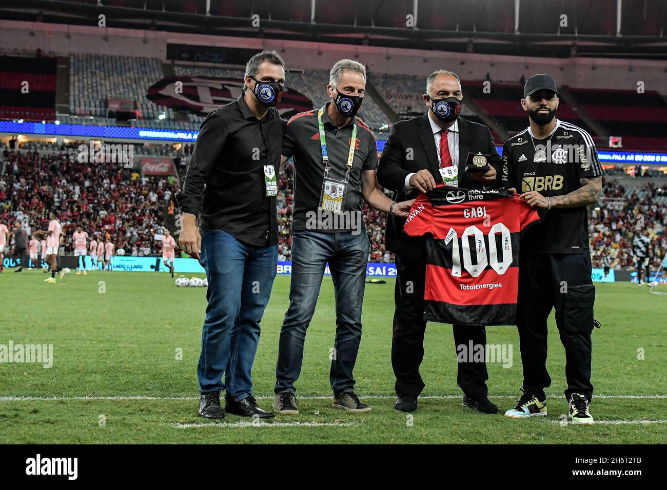 Rio de Janeiro, Brésil.17 novembre 2021.RJ - Rio de Janeiro - 11/17/2021 - BRÉSILIEN EN 2021, FLAMENGO X CORINTHIENS - Gabriel Flamengo joueur avant le match contre Corinthiens reçoit une médaille pour commémorer 100 buts au stade Maracana pour le championnat brésilien A 2021.Photo: Thiago Ribeiro /AGIF/Sipa USA crédit: SIPA USA/Alay Live News Banque D'Images