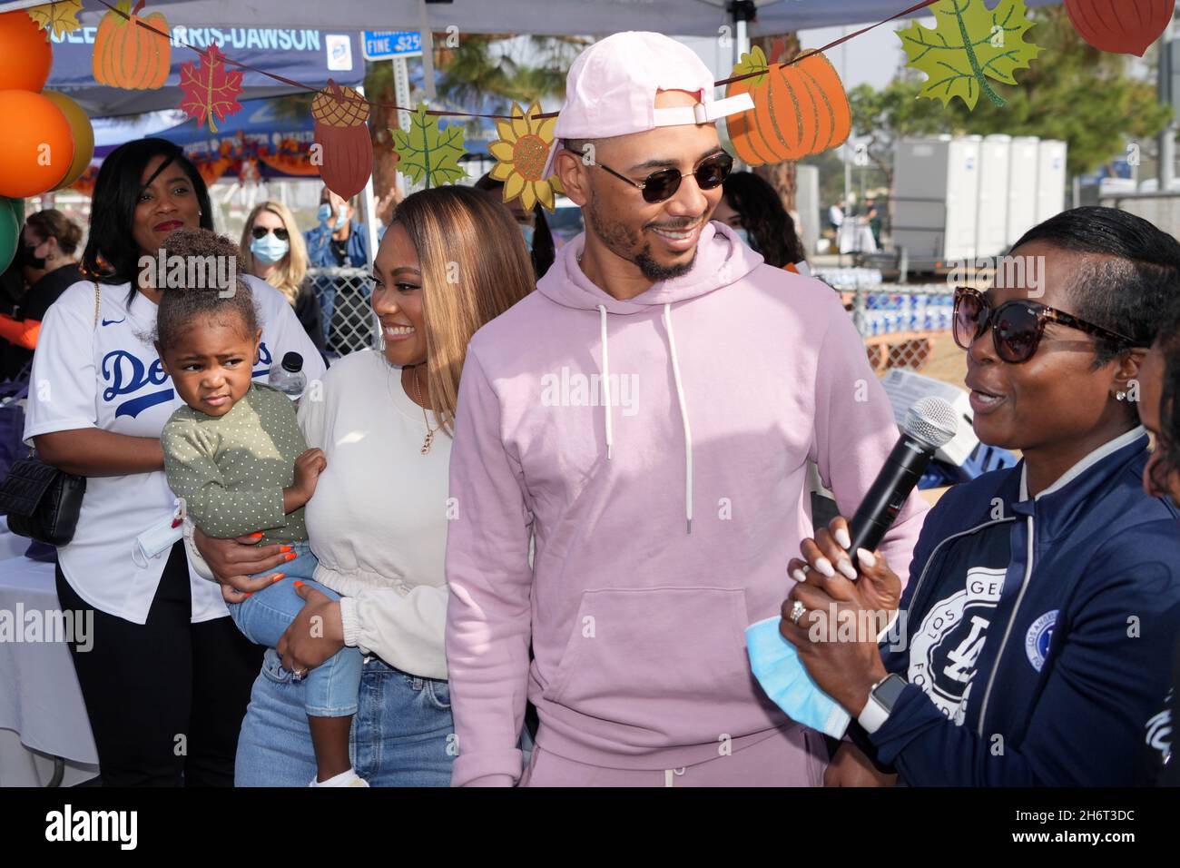 Mookie Betts (au centre) avec la fiance Brianna Hammonds et sa fille Kynlee Betts et le directeur général de la Los Angeles Dodgers Foundation Nichol Whitema Banque D'Images