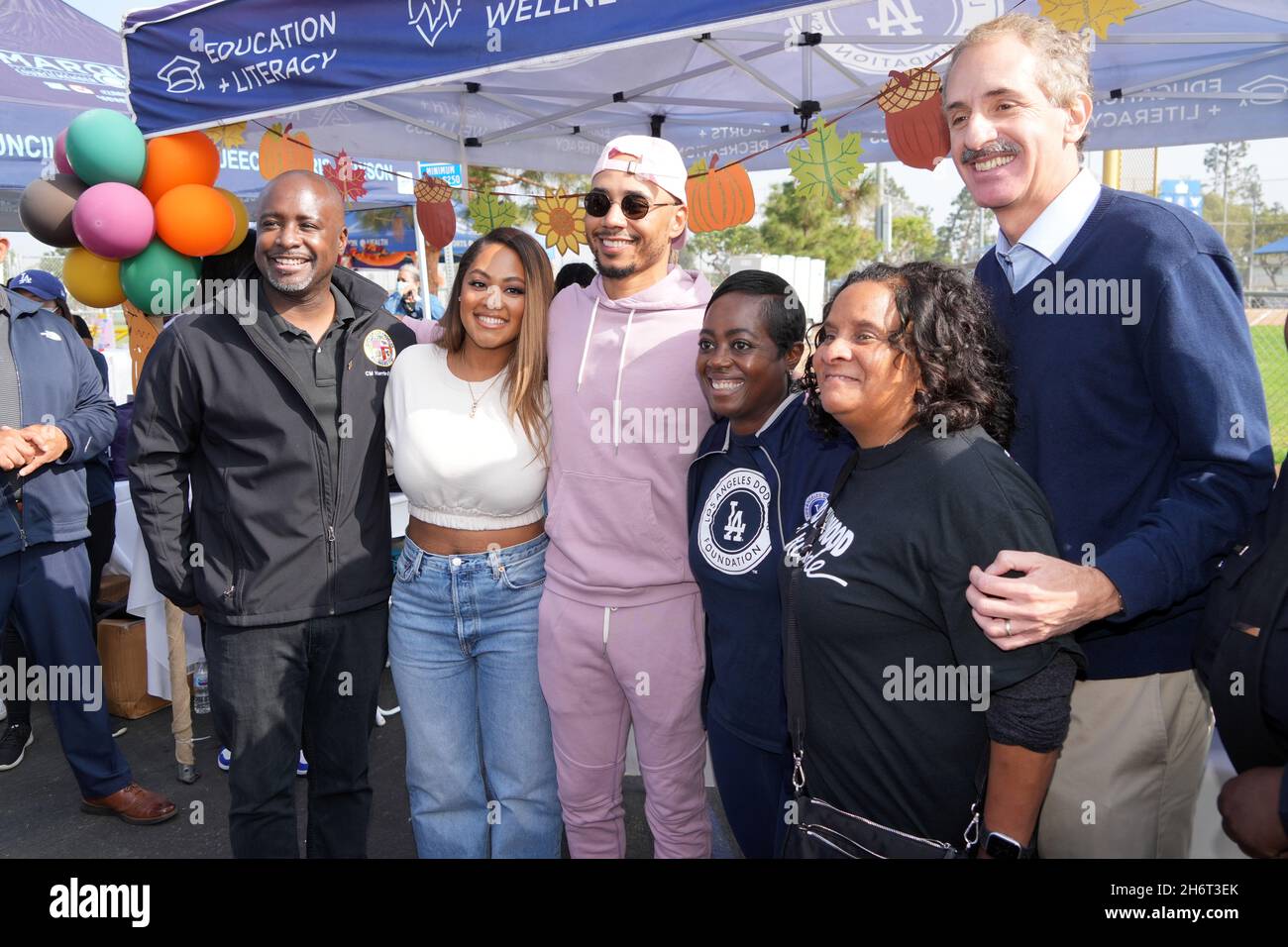 De gauche à droite : Marquee Harris-Dawson, Marquee Harris-Dawson, Brianna Hammonds, Mookie Betts, chef de la direction de la fondation Los Angeles Dodgers N Banque D'Images