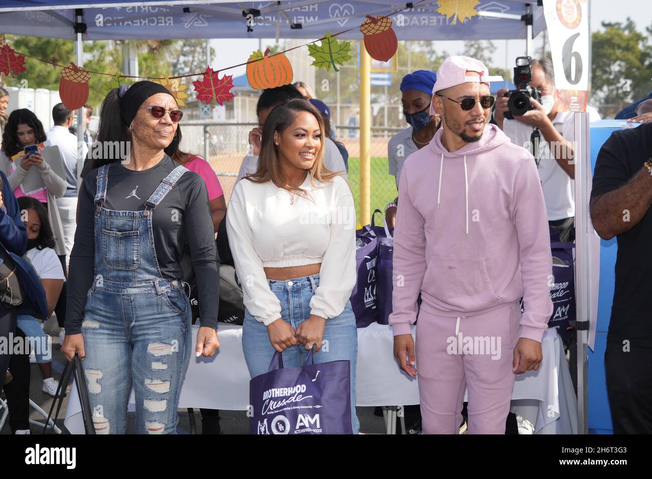 Mookie Betts (à droite) avec la fiance Brianna Hammonds et la fille Kynlee Betts (au centre) et la mère Diana Collins pendant la fondation Los Angeles Dodgers Banque D'Images
