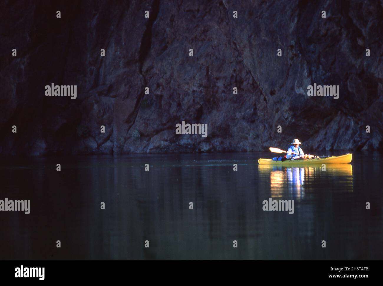 Canoë sur le fleuve Colorado. Banque D'Images