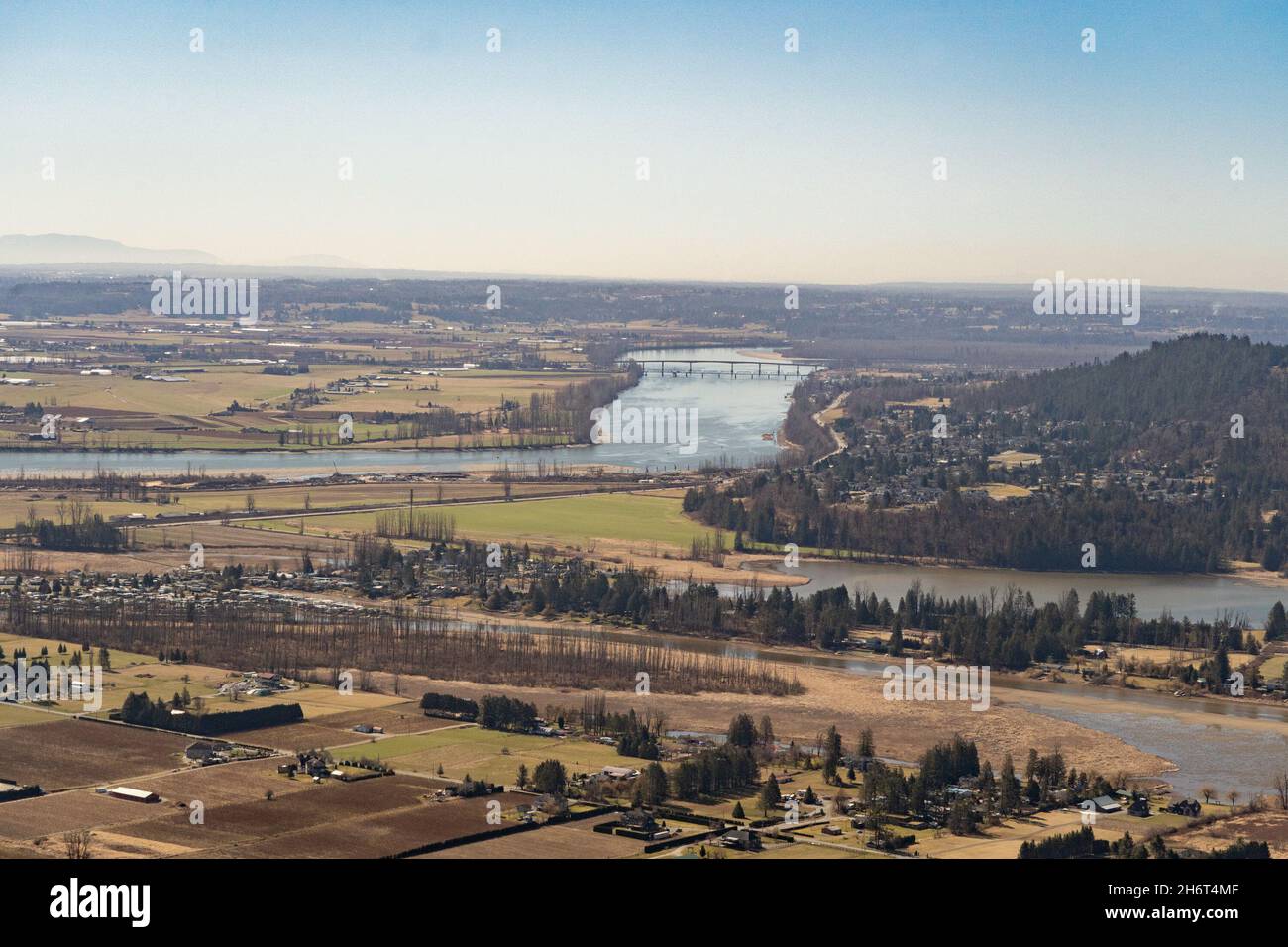 Vue sur la vallée du fleuve Fraser, près du village de Hatzic, avec le pont Mission en arrière-plan. Banque D'Images