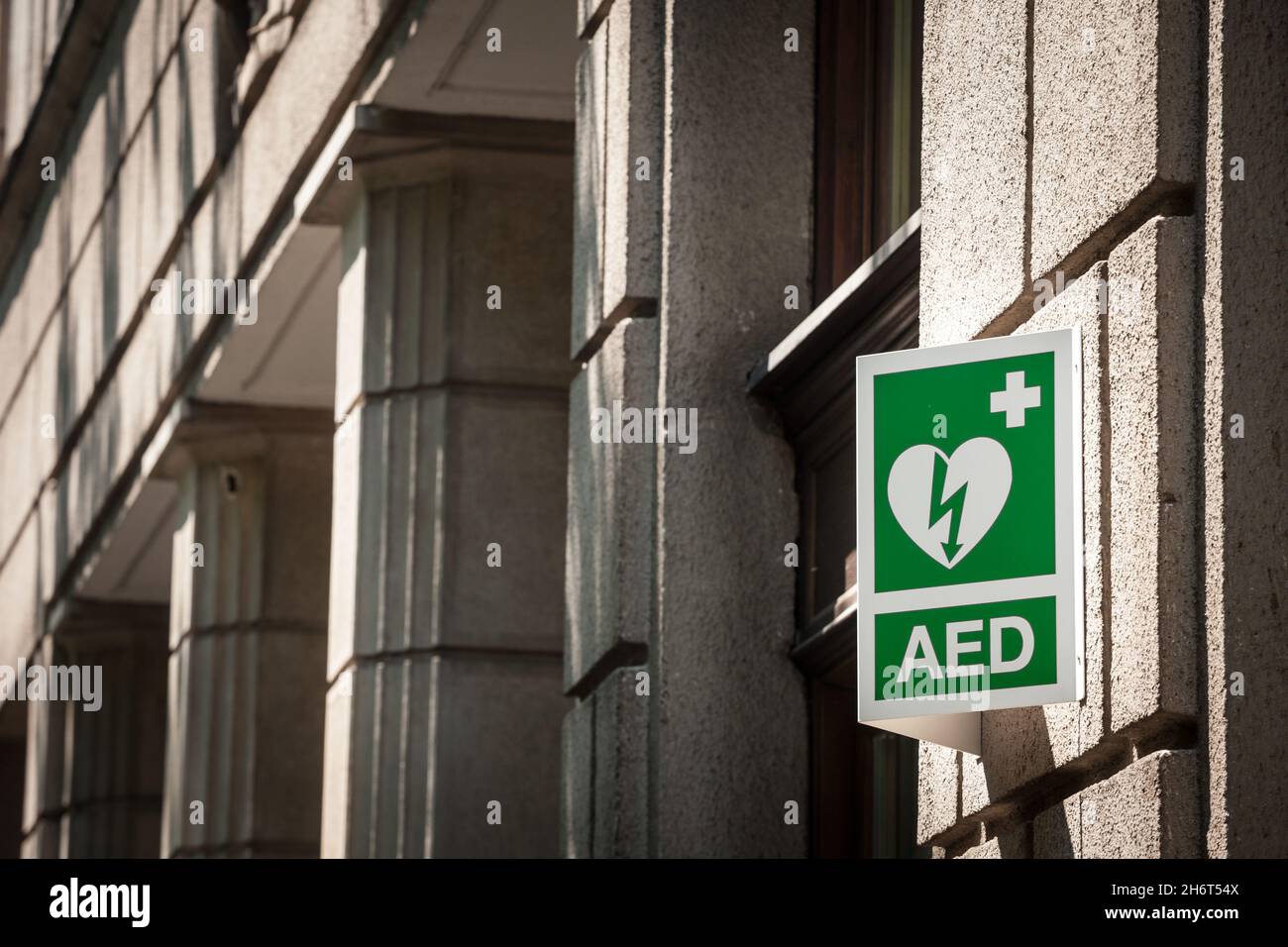Photo d'un panneau indiquant la présence proche d'un DAE, défibrillateur électrique automatique, pris dans les rues de Ljubljana, Slovénie, respectant Banque D'Images