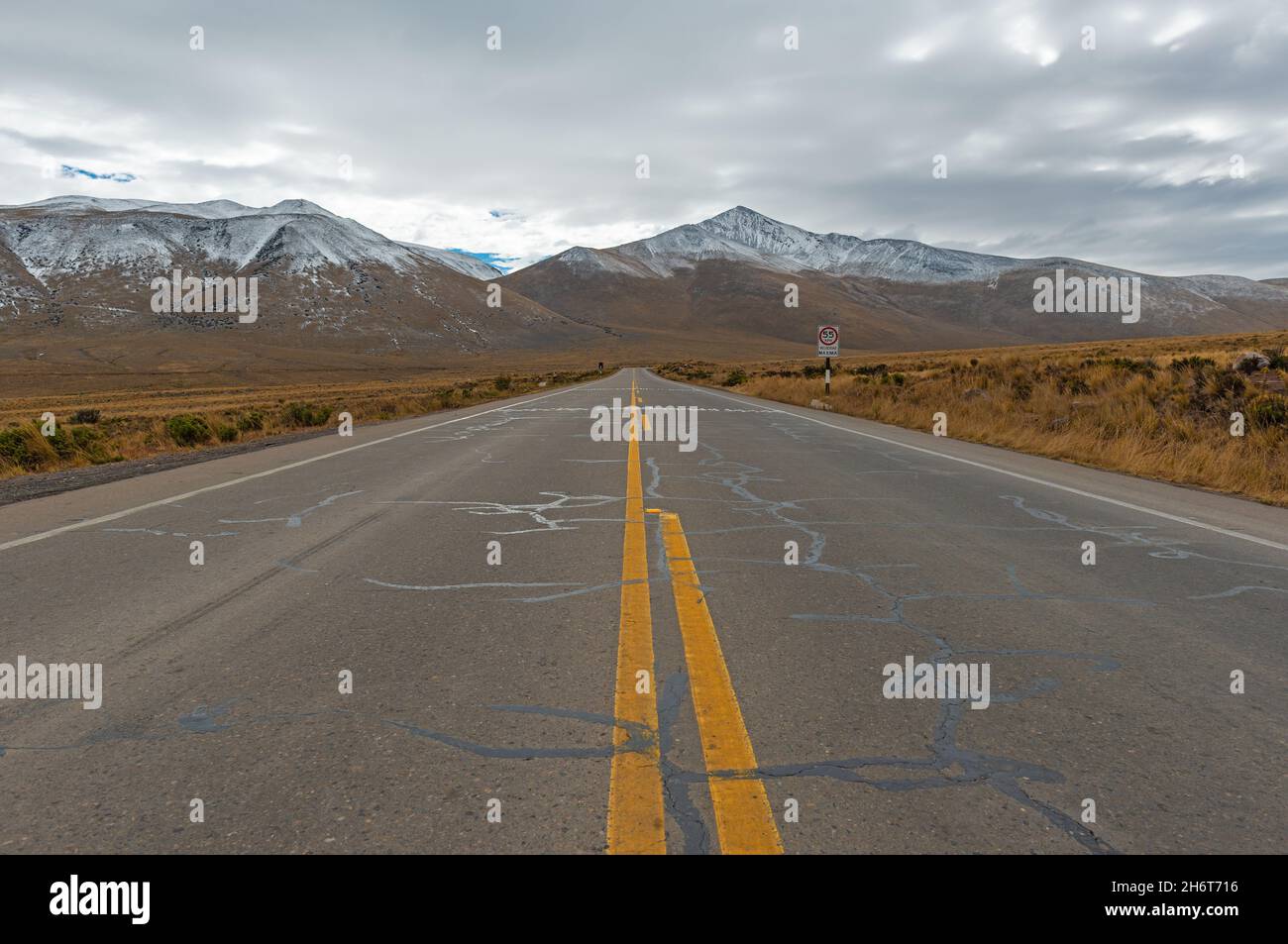 Sur la route dans la chaîne de montagnes des Andes, Pérou. Banque D'Images
