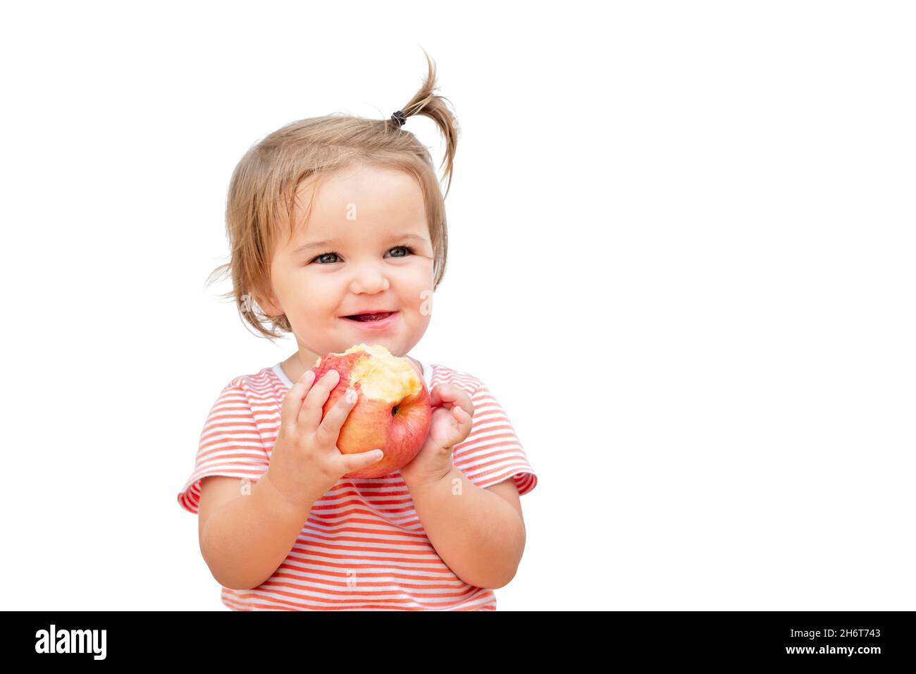 Portrait d'enfant avec pomme rouge isolée sur fond blanc Banque D'Images