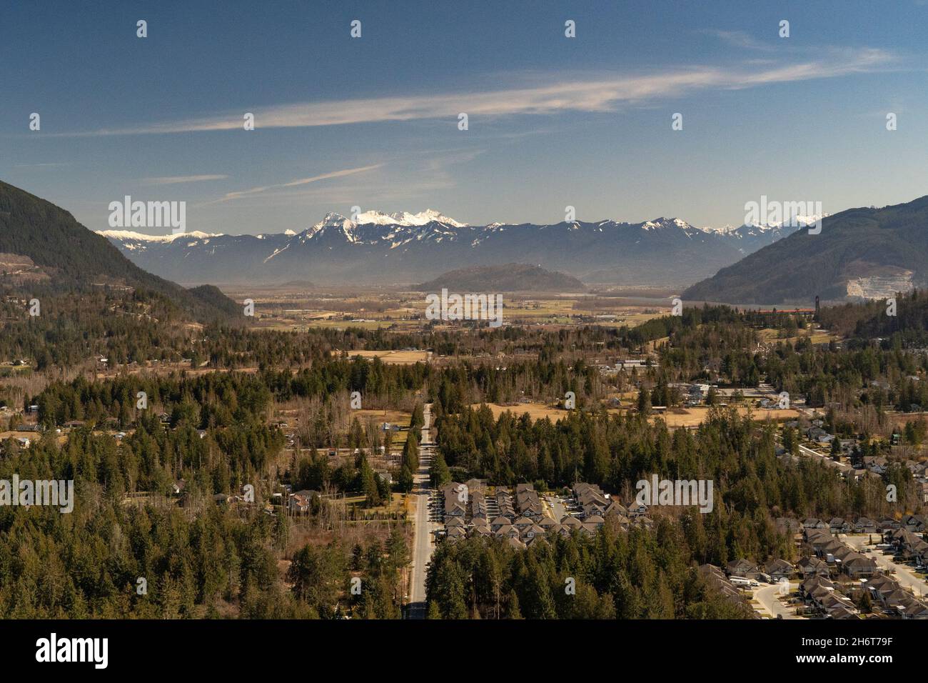 Ville de mission avec la plaine inondable du fleuve Fraser et le mont Cheam en arrière-plan. Banque D'Images
