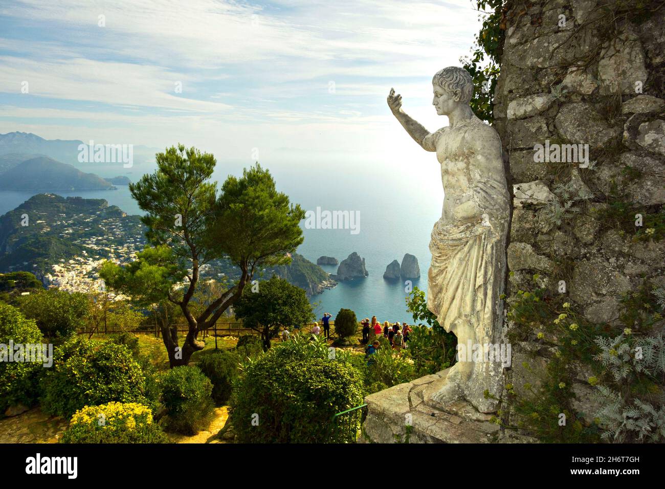 Tiberio statue, Monte Solaro et rochers Faraglioni, Capri, Campanie, Italie, Europe Banque D'Images