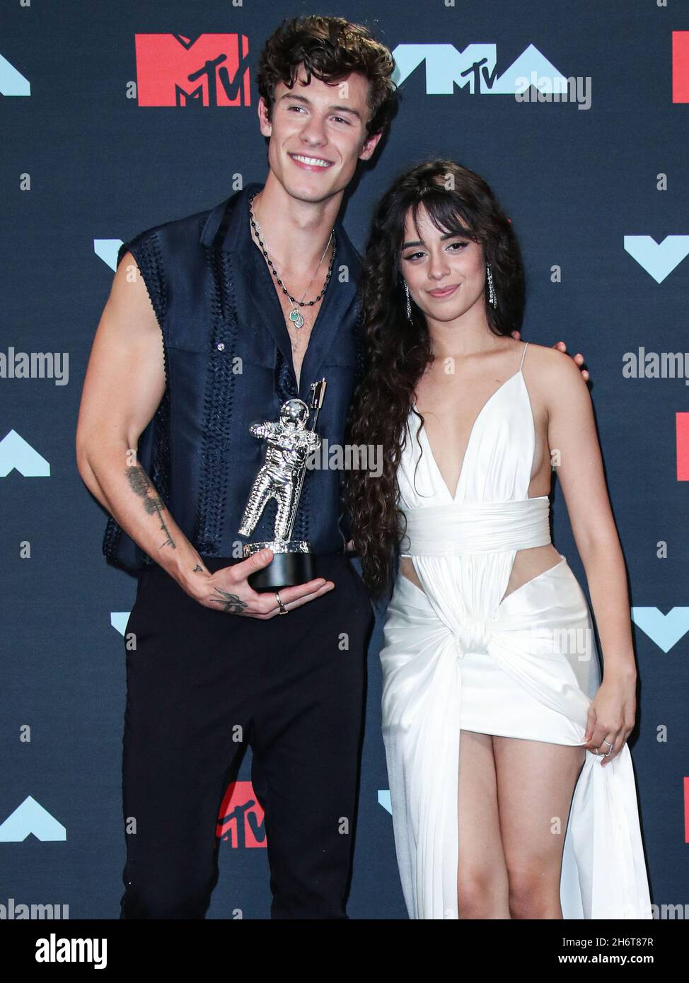 Newark, États-Unis.17 novembre 2021.(DOSSIER) Camila Cabello et Shawn Mendes Split après 2 ans de datation.NEWARK, NEW JERSEY, États-Unis - AOÛT 26 : la chanteuse Shawn Mendes et la petite amie/chanteuse Camila Cabello portent une robe balmain, des chaussures Jimmy Choo, des boucles d'oreilles Amwaj et des bagues Djula, gagnante de la meilleure collaboration,Posez dans la salle de presse lors des MTV Video Music Awards 2019 qui se sont tenus au Prudential Center le 26 août 2019 à Newark, New Jersey, États-Unis.(Photo de Xavier Collin/image Press Agency) Credit: Image Press Agency/Alay Live News Banque D'Images