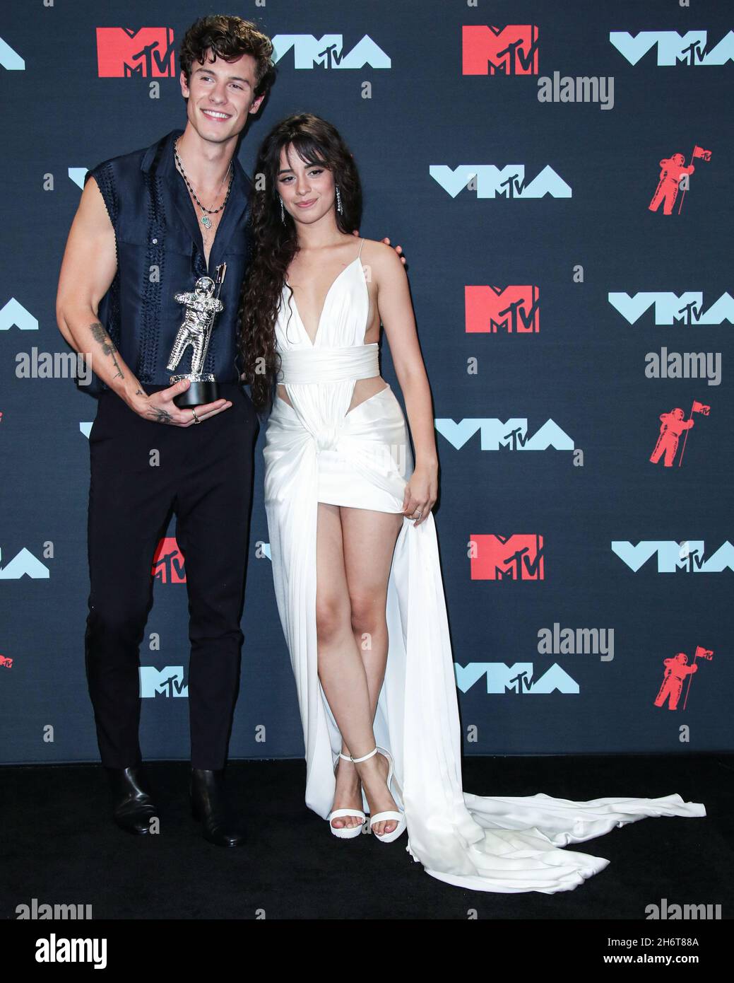 Newark, États-Unis.17 novembre 2021.(DOSSIER) Camila Cabello et Shawn Mendes Split après 2 ans de datation.NEWARK, NEW JERSEY, États-Unis - AOÛT 26 : la chanteuse Shawn Mendes et la petite amie/chanteuse Camila Cabello portent une robe balmain, des chaussures Jimmy Choo, des boucles d'oreilles Amwaj et des bagues Djula, gagnante de la meilleure collaboration,Posez dans la salle de presse lors des MTV Video Music Awards 2019 qui se sont tenus au Prudential Center le 26 août 2019 à Newark, New Jersey, États-Unis.(Photo de Xavier Collin/image Press Agency) Credit: Image Press Agency/Alay Live News Banque D'Images