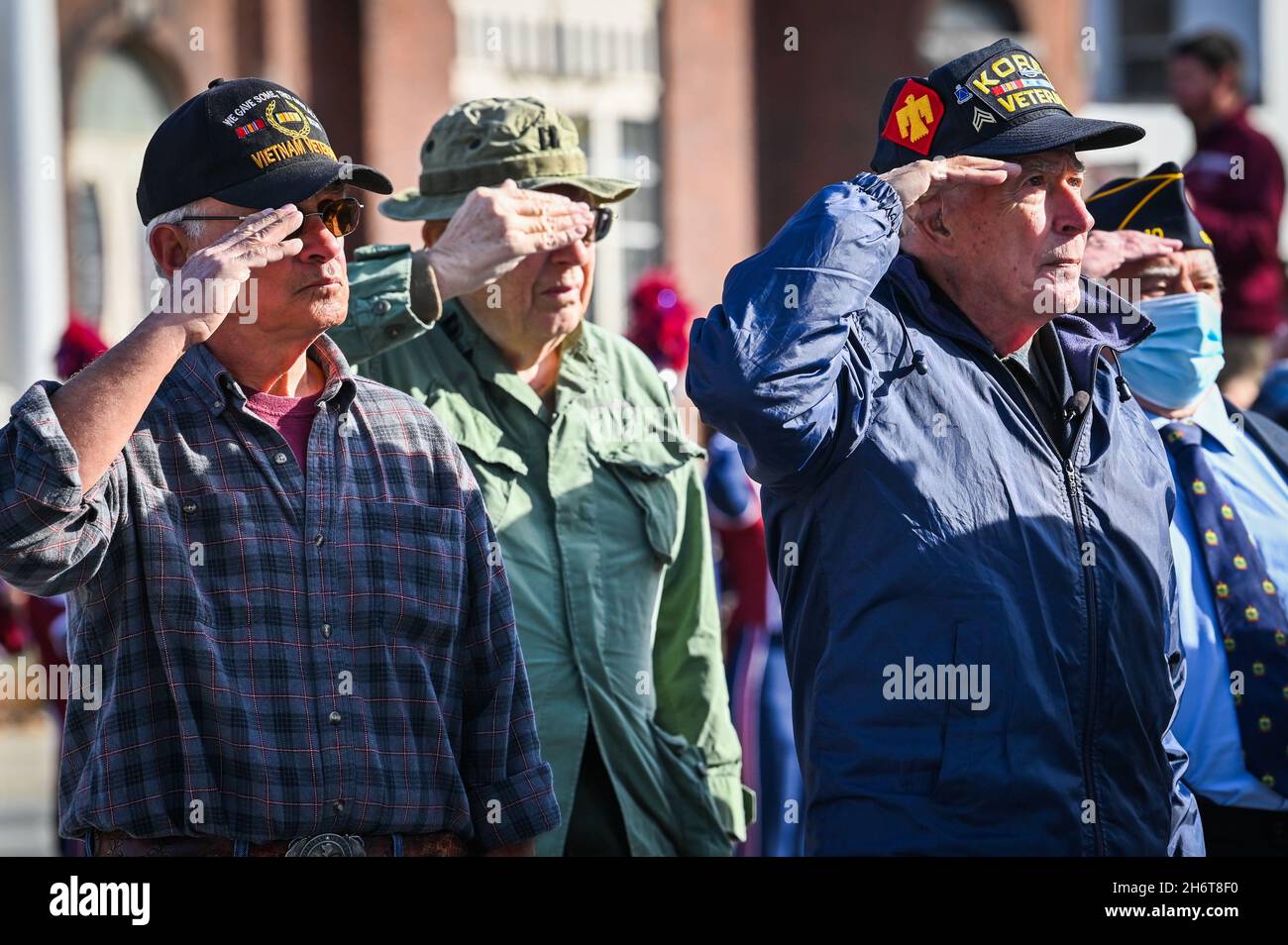 LES anciens combattants DES forces ARMÉES AMÉRICAINES se réunissent pour observer la fête des anciens combattants (jour de l'armistice) à barre, VT, États-Unis. Banque D'Images