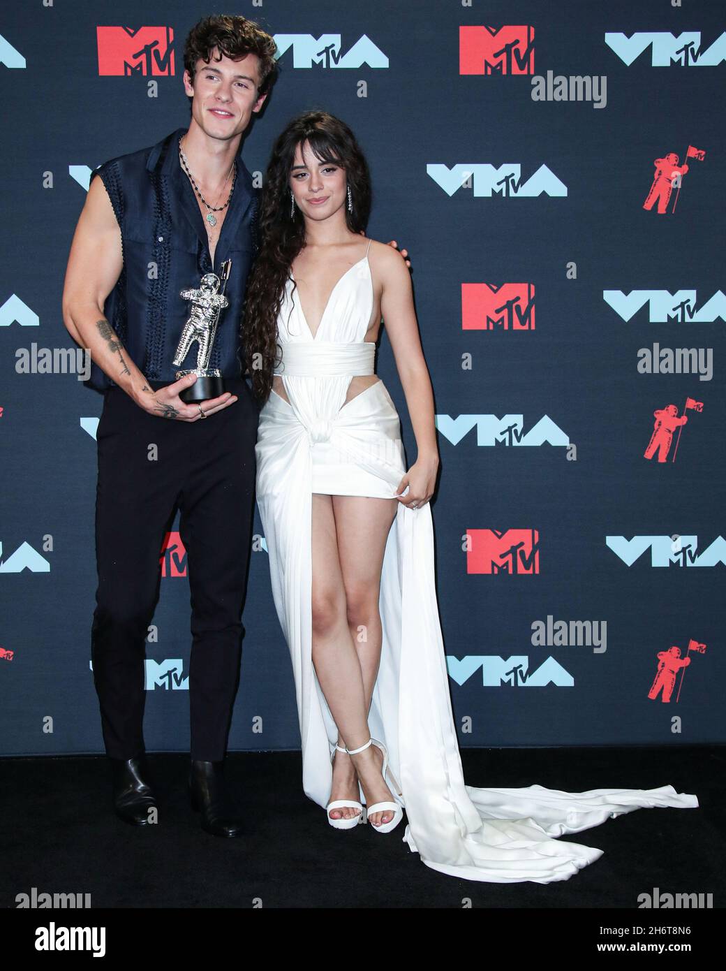 Newark, États-Unis.17 novembre 2021.(DOSSIER) Camila Cabello et Shawn Mendes Split après 2 ans de datation.NEWARK, NEW JERSEY, États-Unis - AOÛT 26 : la chanteuse Shawn Mendes et la petite amie/chanteuse Camila Cabello portent une robe balmain, des chaussures Jimmy Choo, des boucles d'oreilles Amwaj et des bagues Djula, gagnante de la meilleure collaboration,Posez dans la salle de presse lors des MTV Video Music Awards 2019 qui se sont tenus au Prudential Center le 26 août 2019 à Newark, New Jersey, États-Unis.(Photo de Xavier Collin/image Press Agency/Sipa USA) crédit: SIPA USA/Alay Live News Banque D'Images