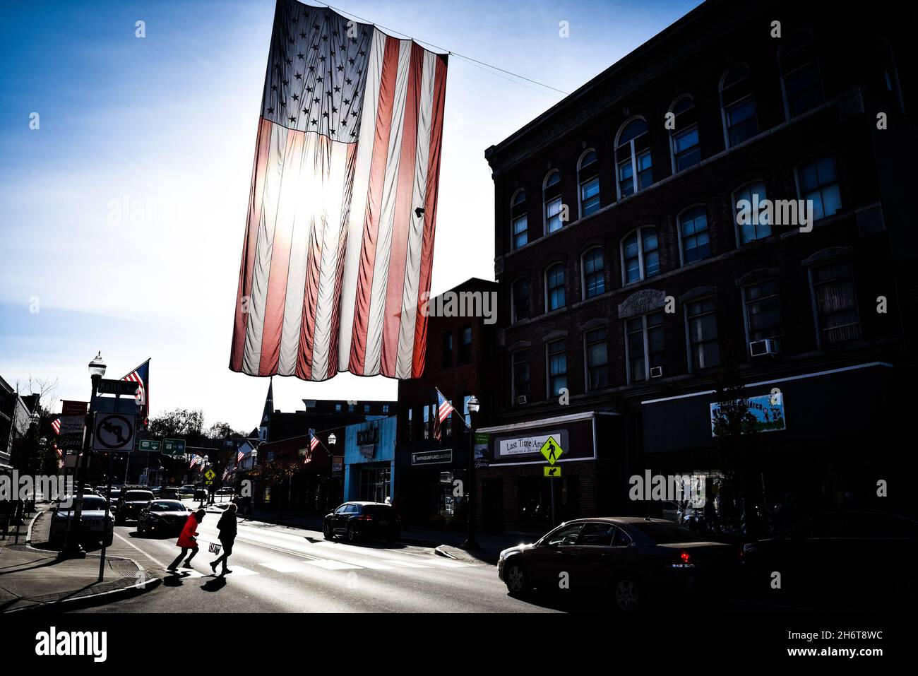 Un grand drapeau américain est suspendu au-dessus de main Street, barre, VT, USA, le Veterans Day. Banque D'Images