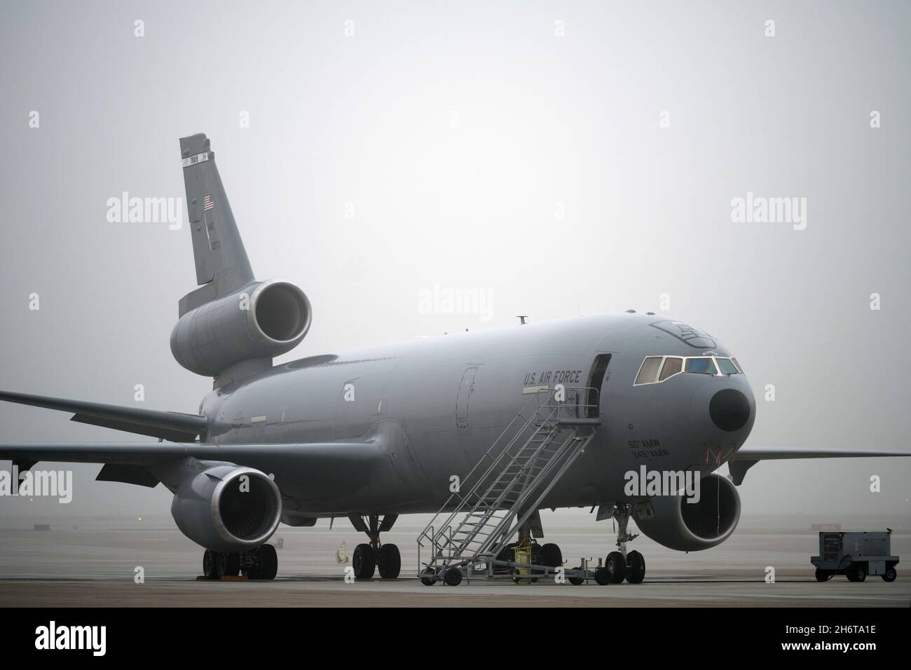 Une rallonge KC-10 est installée sur la ligne de vol le 15 novembre 2021, à la base aérienne de Travis, en Californie.Le KC-10 est le principal avion de ravitaillement en vol de Travis AFB jusqu’à l’arrivée du KC-46 Pegasus en 2023.(É.-U.Photo de la Force aérienne par le premier Airman Jonathon Carnell) Banque D'Images