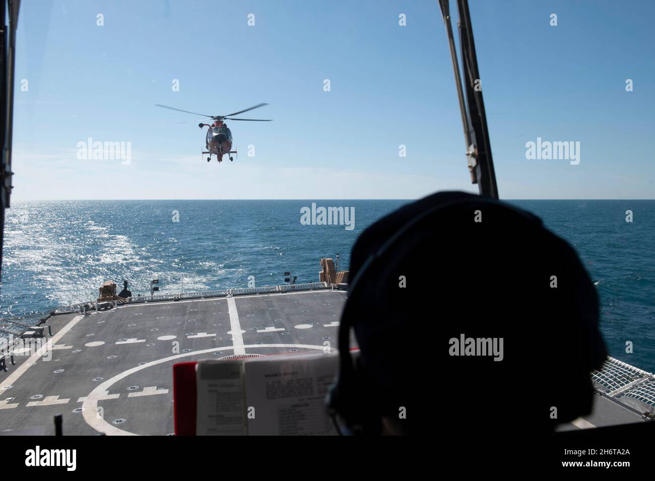 Les membres de l’équipage à bord de l’USCGC Stone (LMSM 758) effectuent des opérations de vol en hélicoptère avec un équipage de l’Escadron tactique d’interception d’hélicoptères de la Garde côtière au large de la côte de la Floride, le 14 novembre 2021.Avec des autorités uniques, une vaste compétence, des capacités opérationnelles flexibles et un réseau étendu de partenariats nationaux et internationaux, la Garde côtière fait progresser la sécurité nationale, la prospérité économique et l'influence maritime mondiale.(É.-U.Photo de la Garde côtière par l'officier Petty 2e classe Shannon Kearney) Banque D'Images