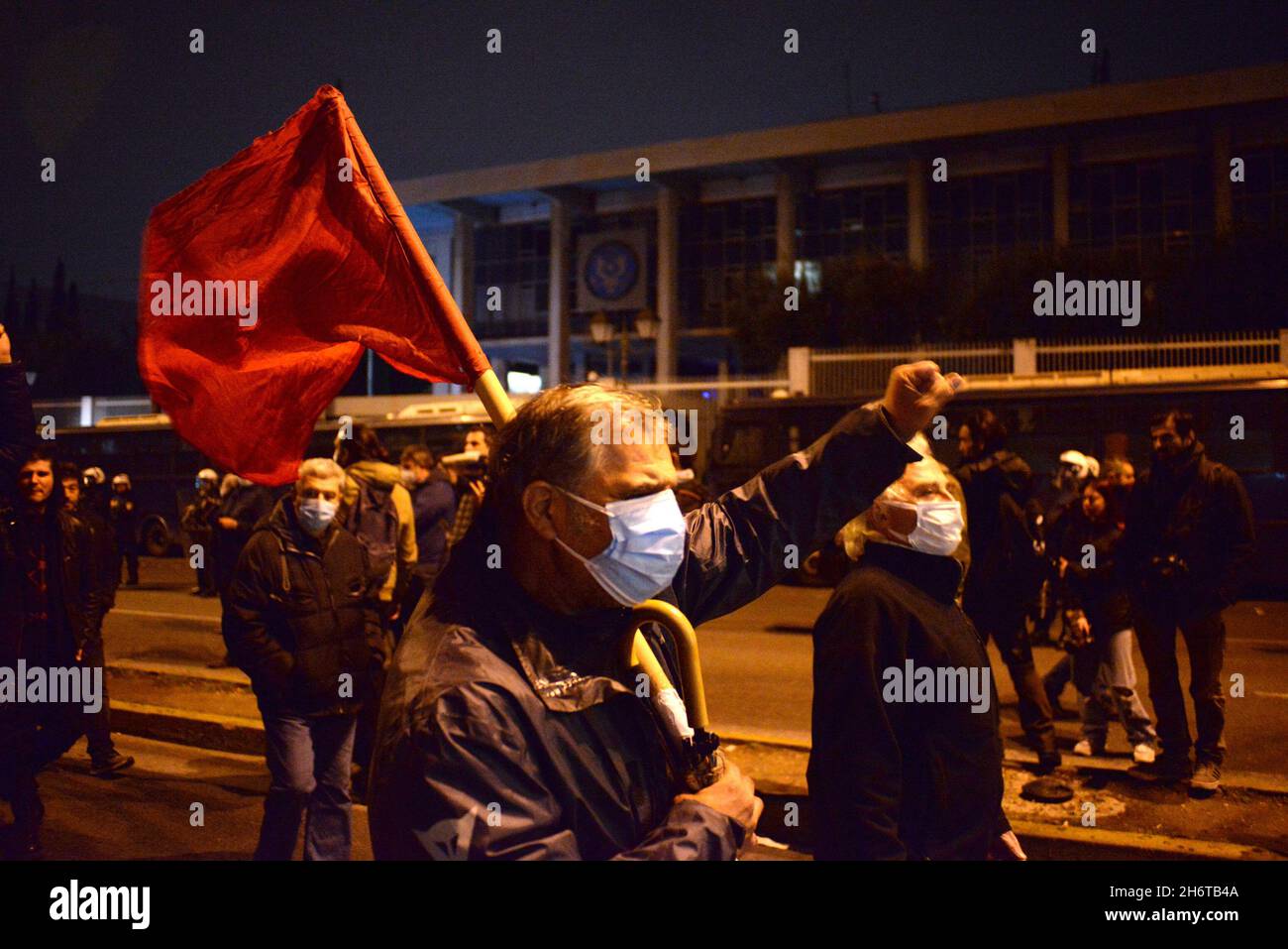 Athènes, Attiki, Grèce.17 novembre 2021.Lors de la marche traditionnelle à l'ambassade américaine pour le ''soulèvement'' de l'Polytechnique, contre le régime de la junte du colonel qui a eu lieu en Grèce en novembre 1973.(Credit image: © Dimitrios Karvountzis/Pacific Press via ZUMA Press Wire) Banque D'Images