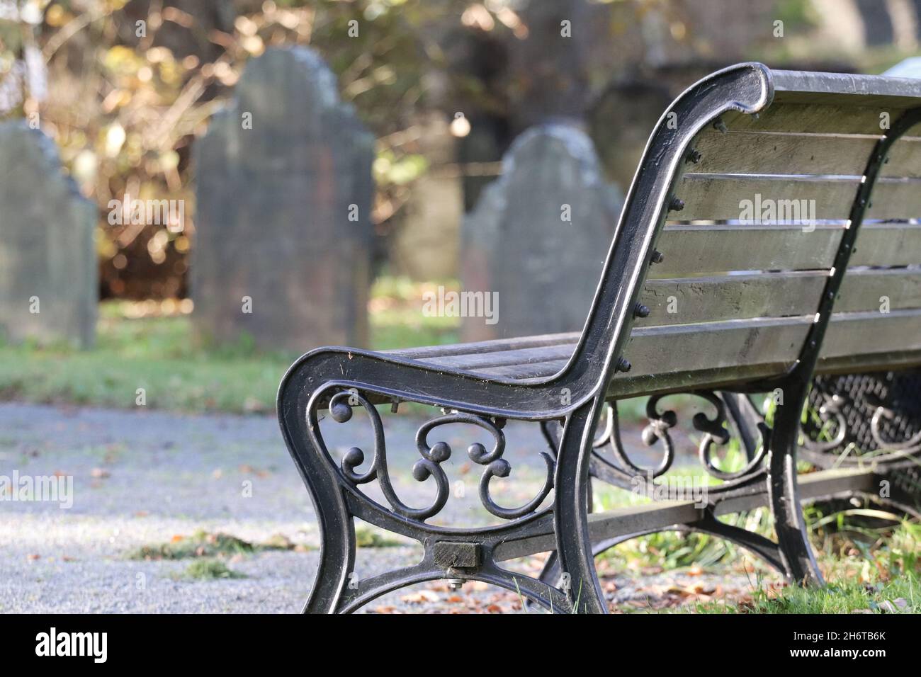 Vider le banc et les vieilles pierres tombales dans un cimetière à Halifax, en Allemagne Banque D'Images