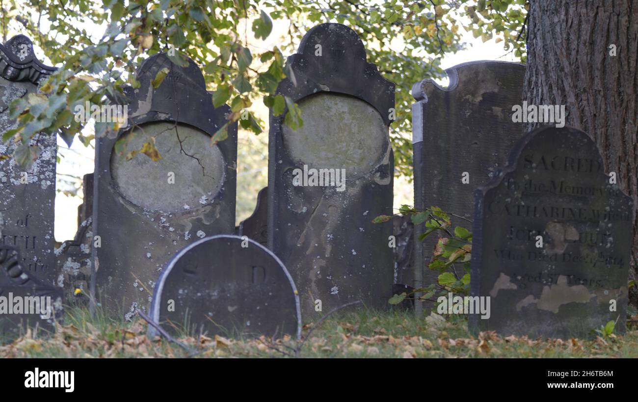 Vue extérieure sur les vieilles pierres tombales dans un cimetière de Halifax, en Allemagne Banque D'Images