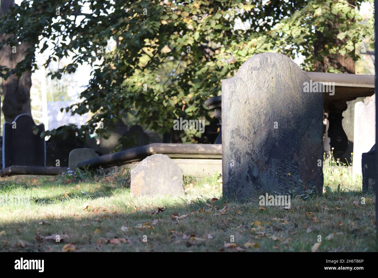 Vue extérieure sur les vieilles pierres tombales dans un cimetière de Halifax, en Allemagne Banque D'Images