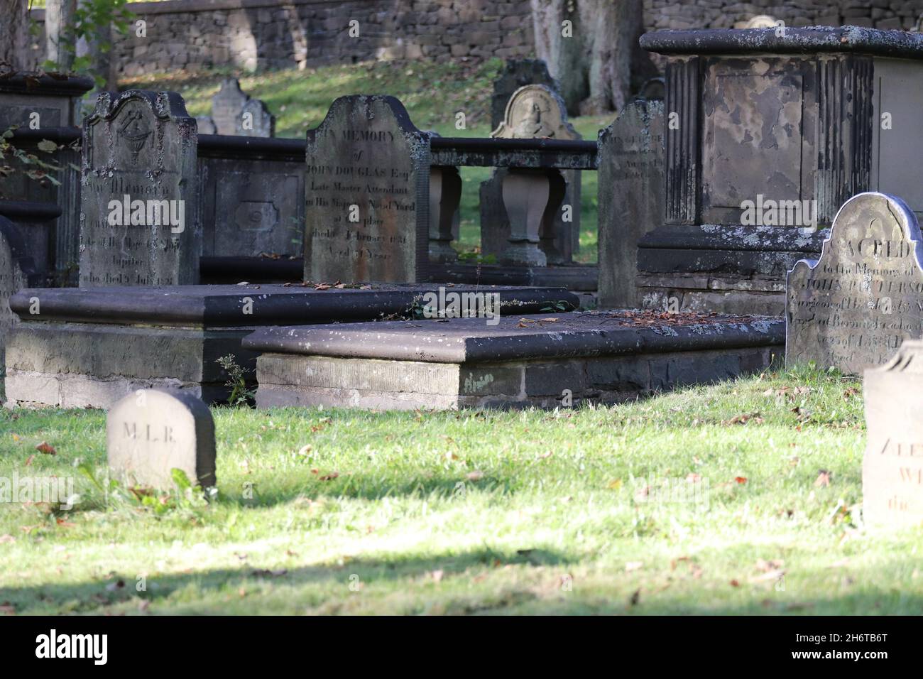 Vue extérieure sur les vieilles pierres tombales dans un cimetière de Halifax, en Allemagne Banque D'Images
