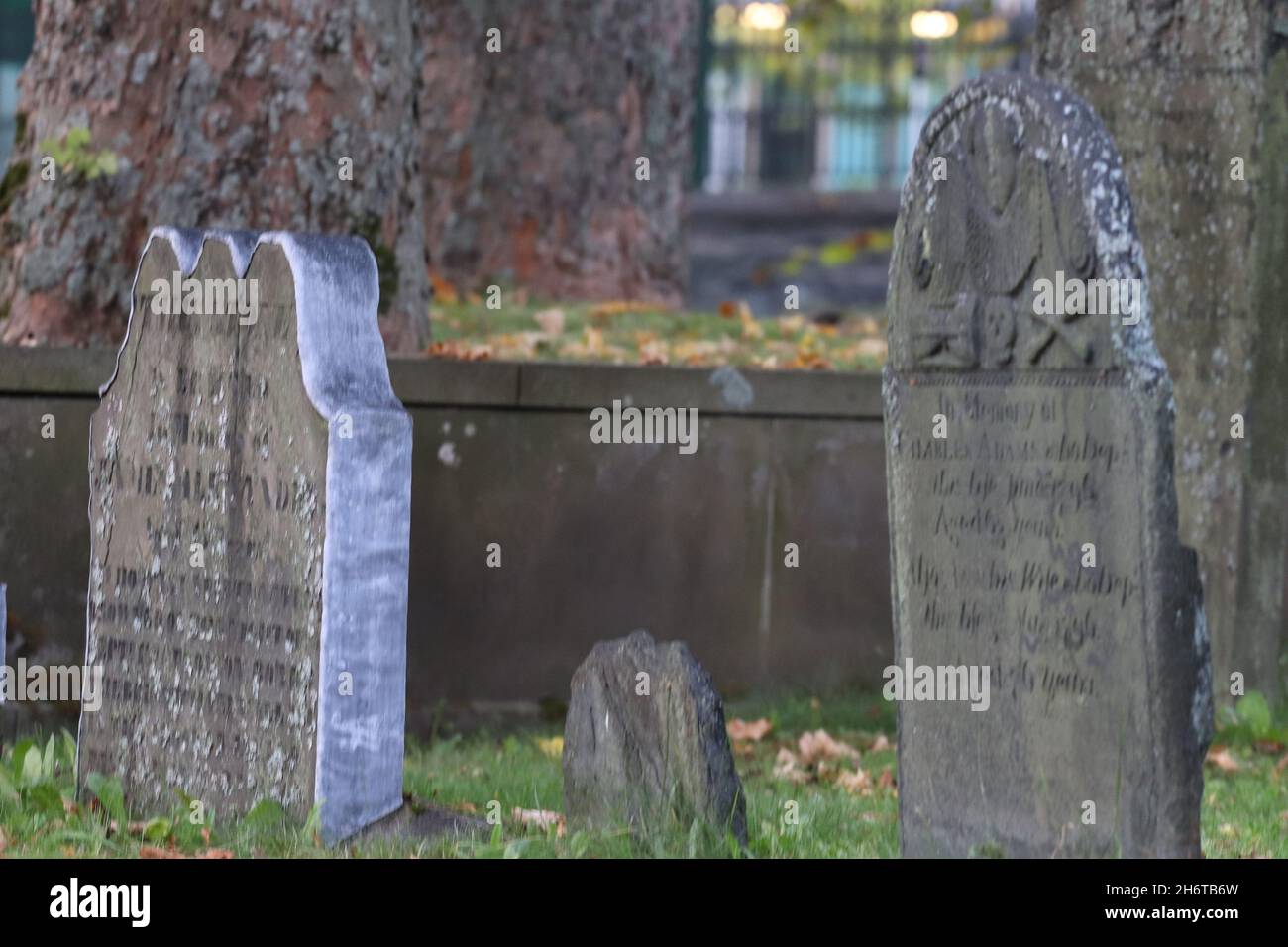 Vue extérieure sur les vieilles pierres tombales dans un cimetière de Halifax, en Allemagne Banque D'Images