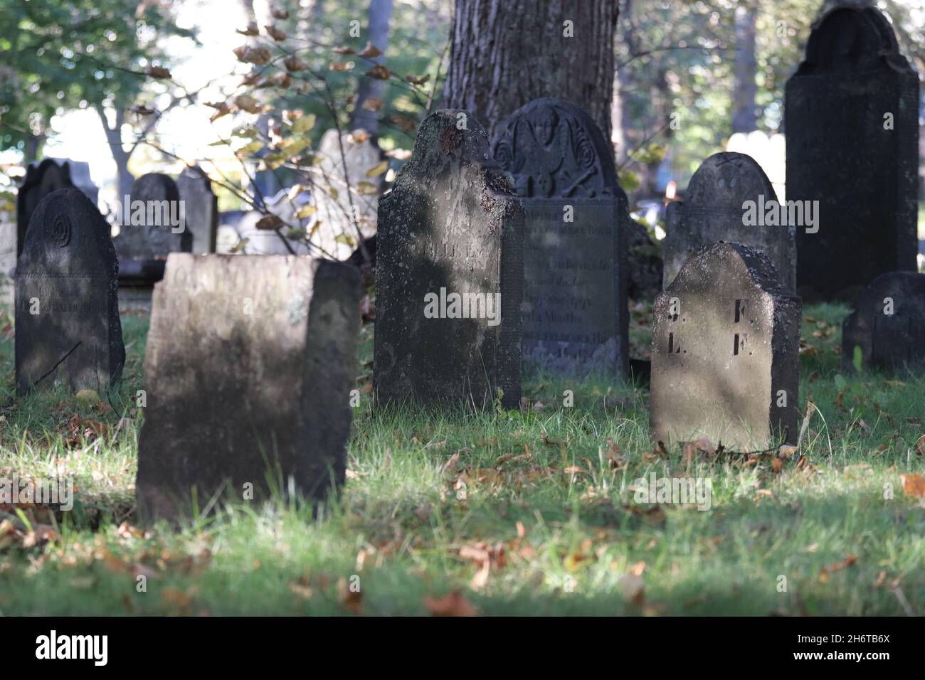 Vue extérieure sur les vieilles pierres tombales dans un cimetière de Halifax, en Allemagne Banque D'Images