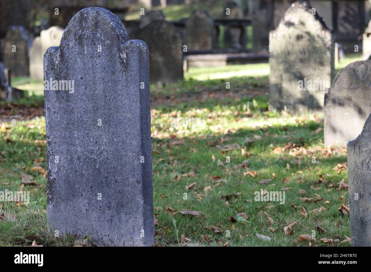 Vue extérieure sur les vieilles pierres tombales dans un cimetière de Halifax, en Allemagne Banque D'Images
