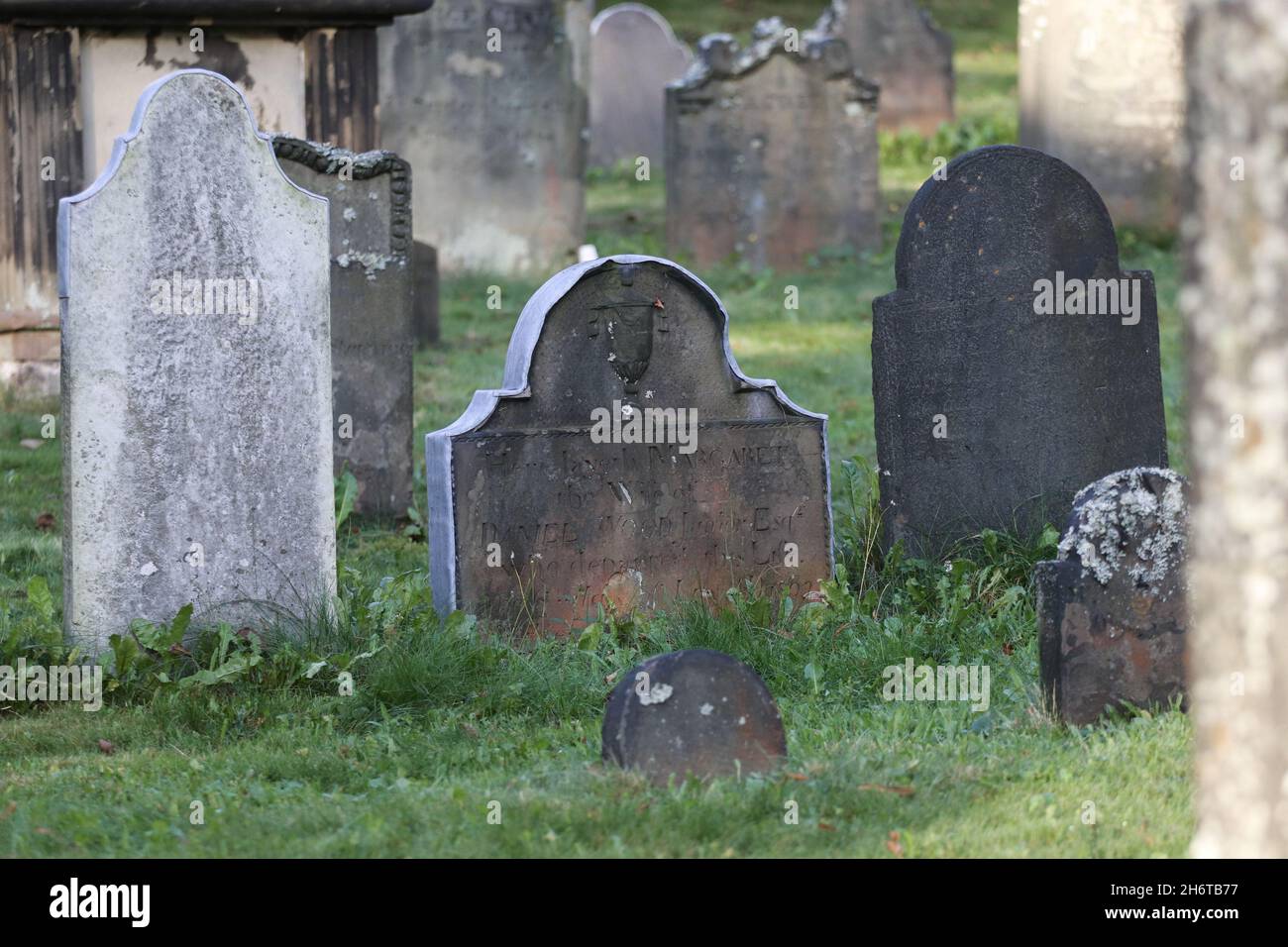 Vue extérieure sur les vieilles pierres tombales dans un cimetière de Halifax, en Allemagne Banque D'Images