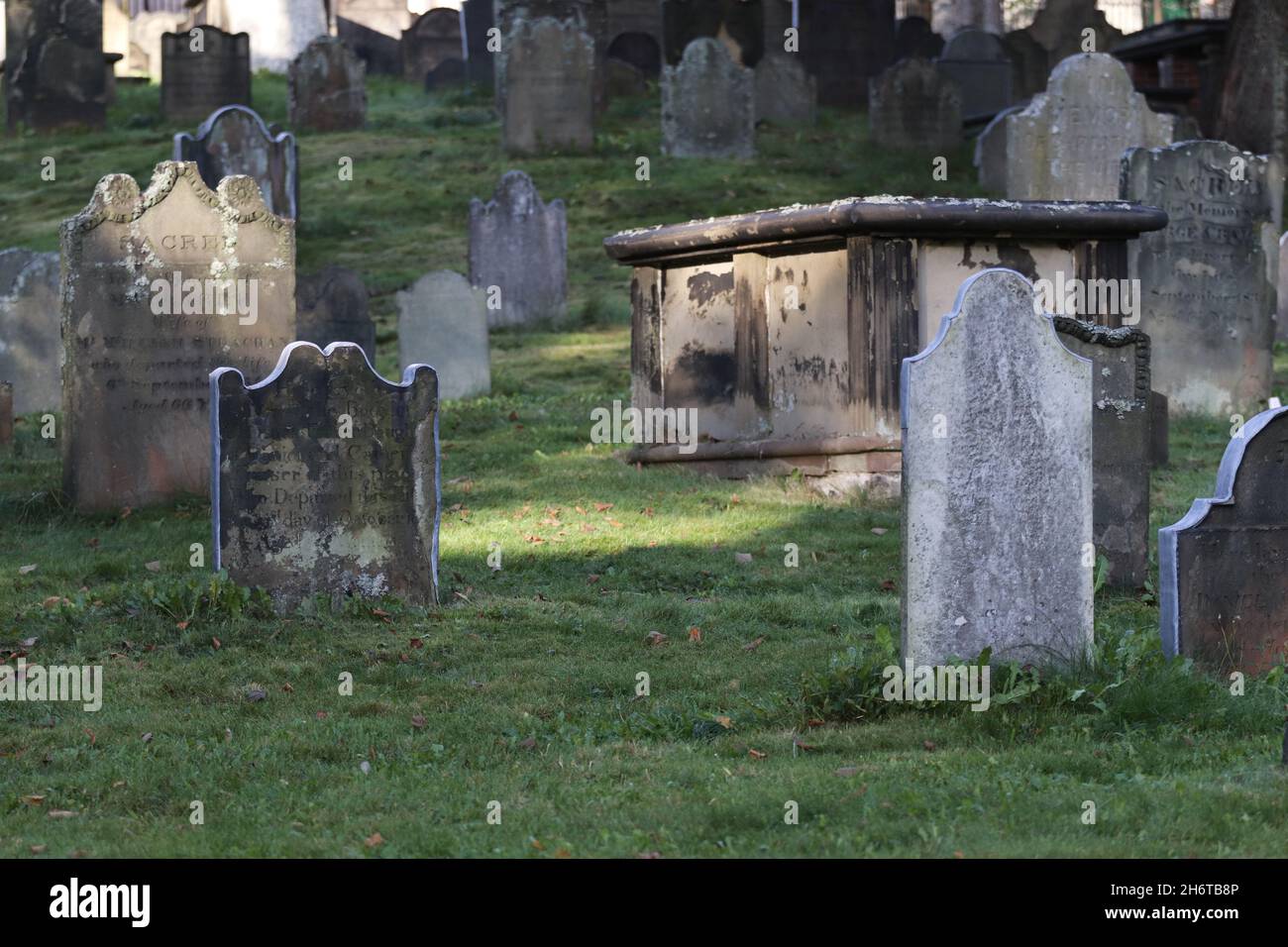 Vue extérieure sur les vieilles pierres tombales dans un cimetière de Halifax, en Allemagne Banque D'Images