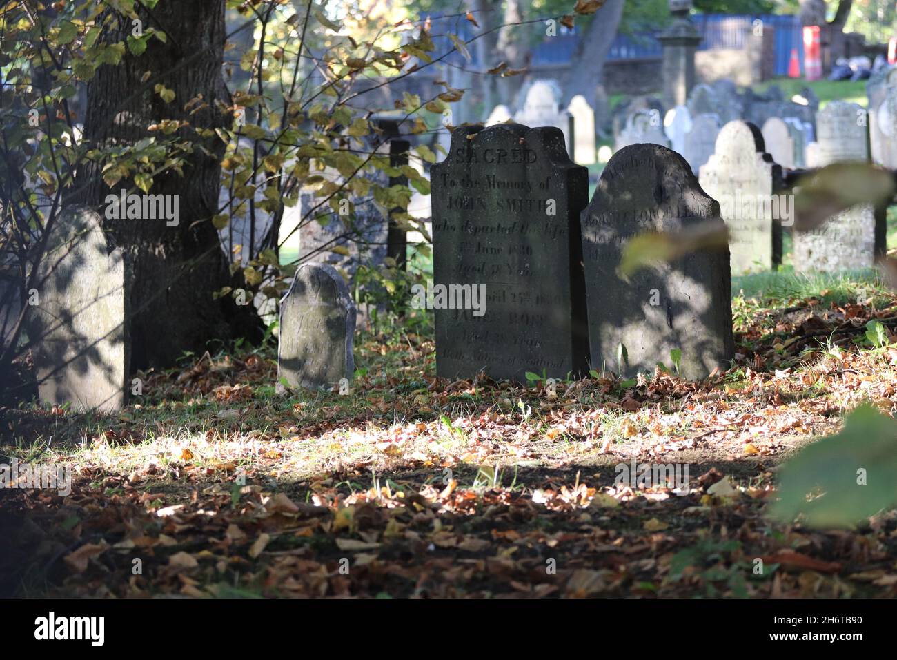 Vue extérieure sur les vieilles pierres tombales dans un cimetière de Halifax, en Allemagne Banque D'Images