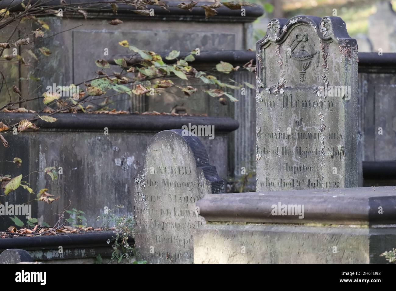 Vue extérieure sur les vieilles pierres tombales dans un cimetière de Halifax, en Allemagne Banque D'Images