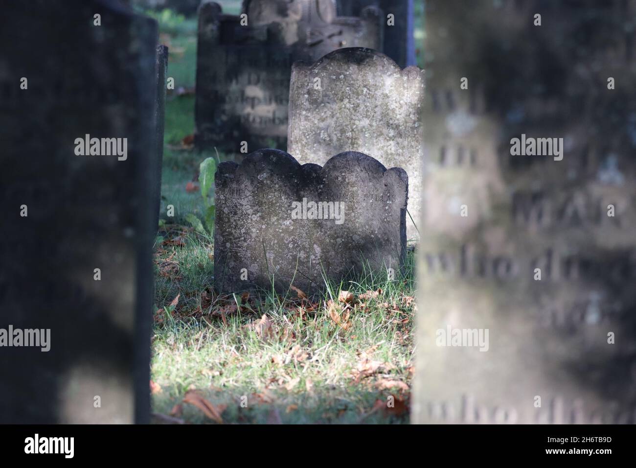 Vue extérieure sur les vieilles pierres tombales dans un cimetière de Halifax, en Allemagne Banque D'Images