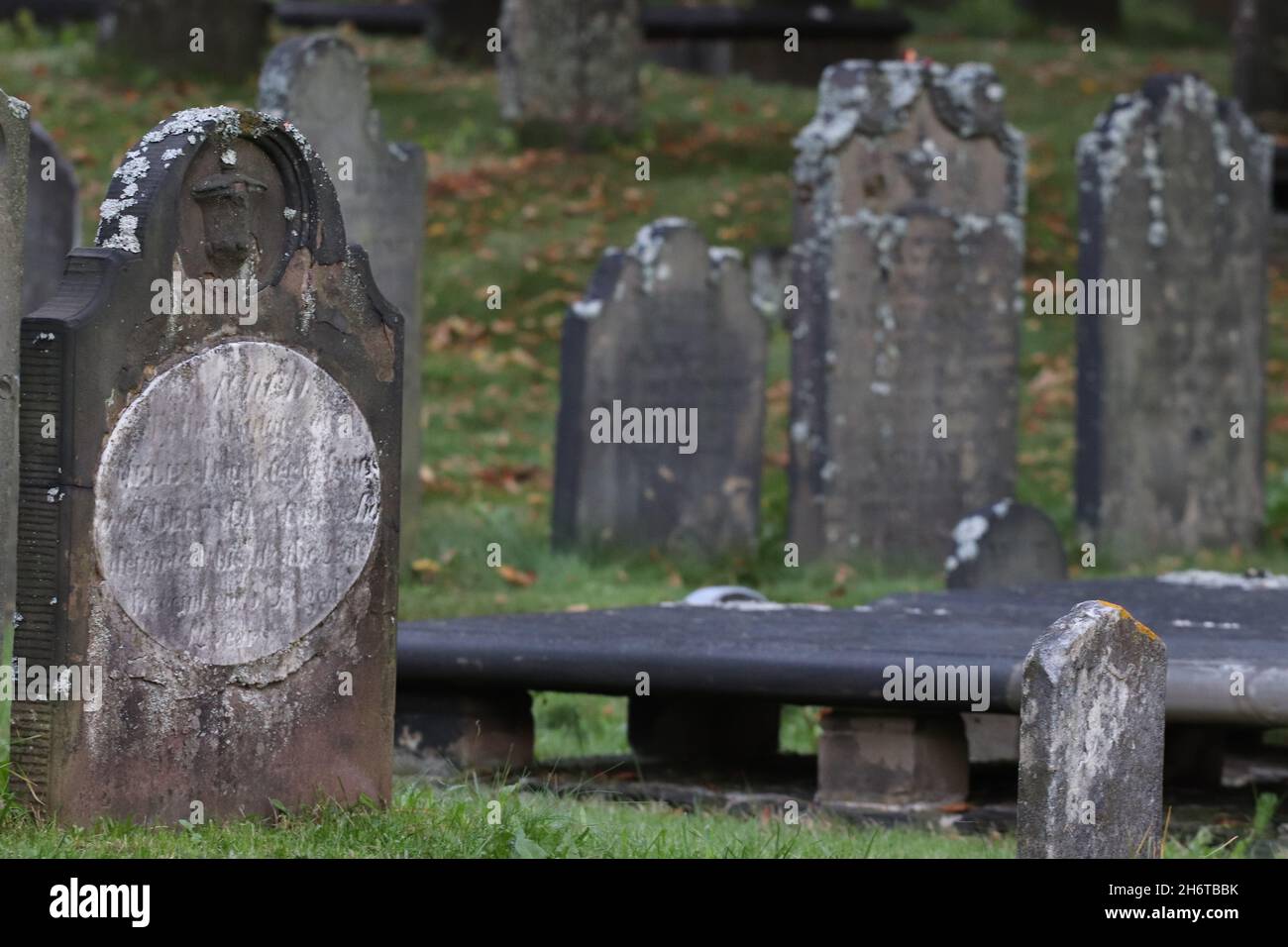 Vue extérieure sur les vieilles pierres tombales dans un cimetière de Halifax, en Allemagne Banque D'Images