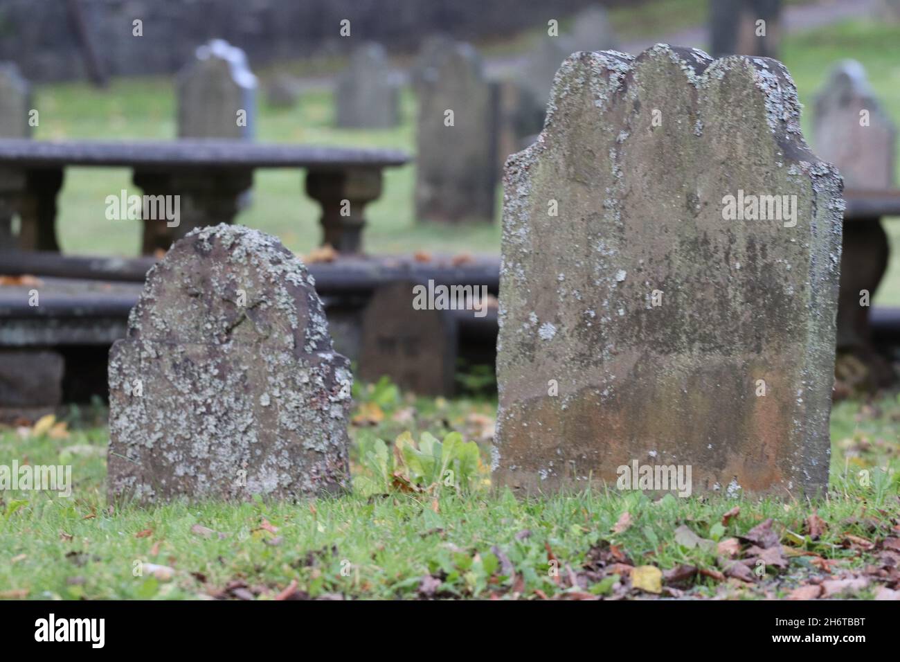 Vue extérieure sur les vieilles pierres tombales dans un cimetière de Halifax, en Allemagne Banque D'Images