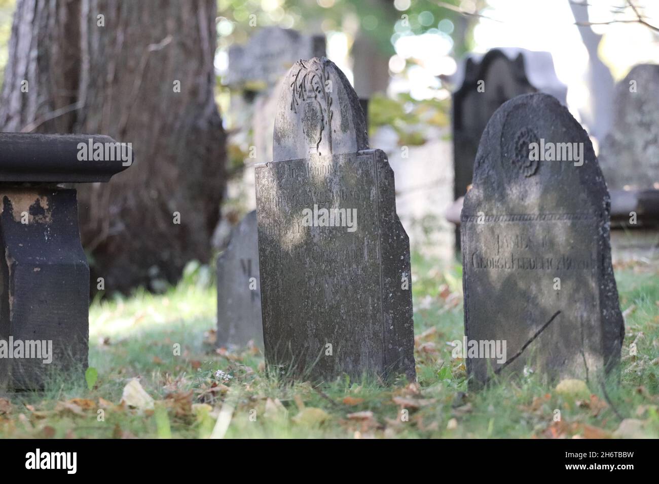Vue extérieure sur les vieilles pierres tombales dans un cimetière de Halifax, en Allemagne Banque D'Images