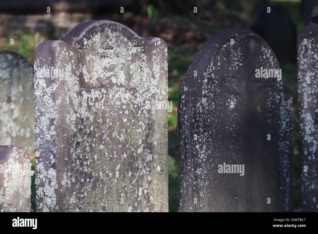 Gros plan de vieilles pierres tombales dans un cimetière de Halifax, en Allemagne Banque D'Images
